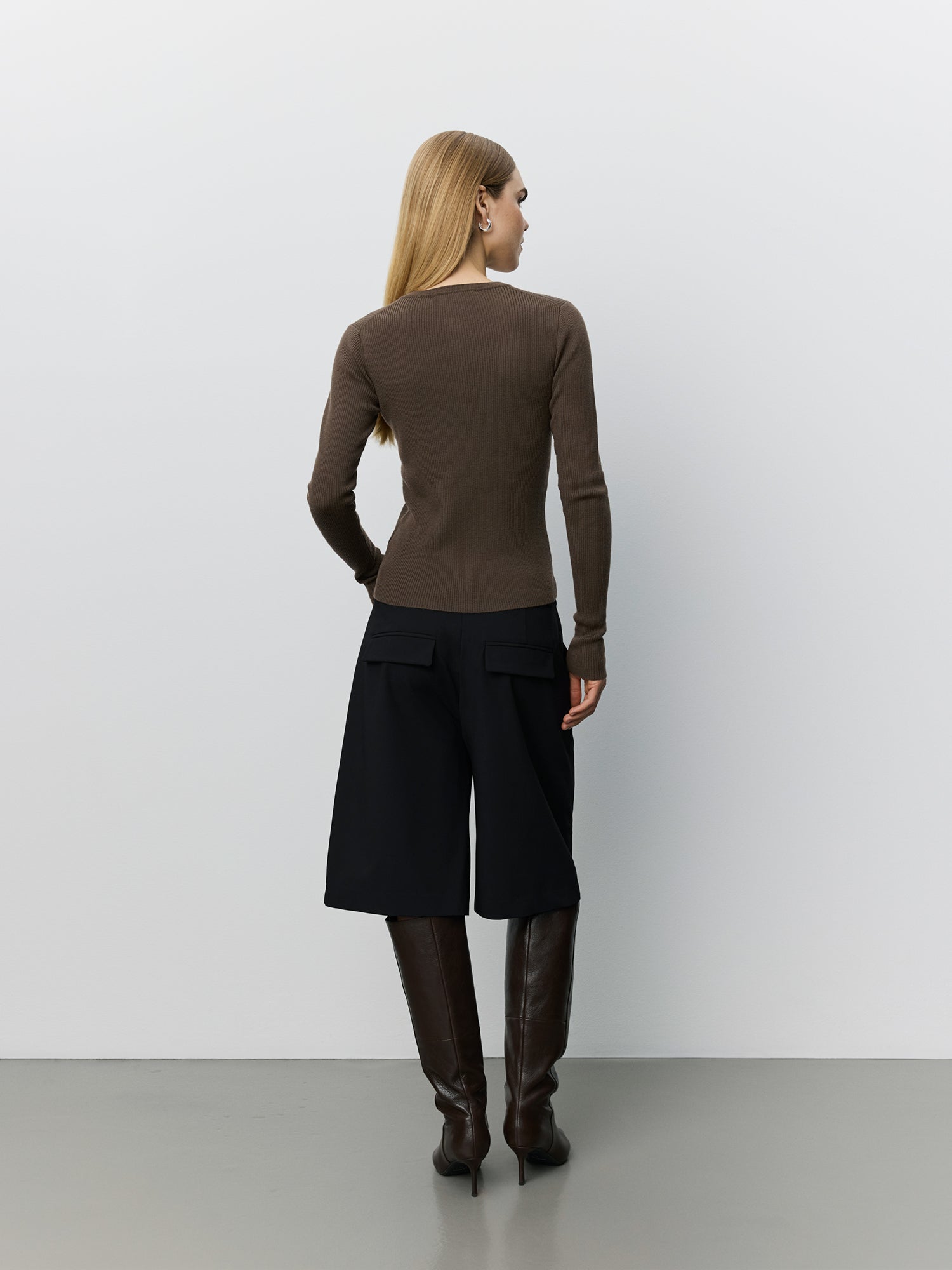 sofie-schnoor-women-luciasw-bermuda-shorts-schwarz image 4