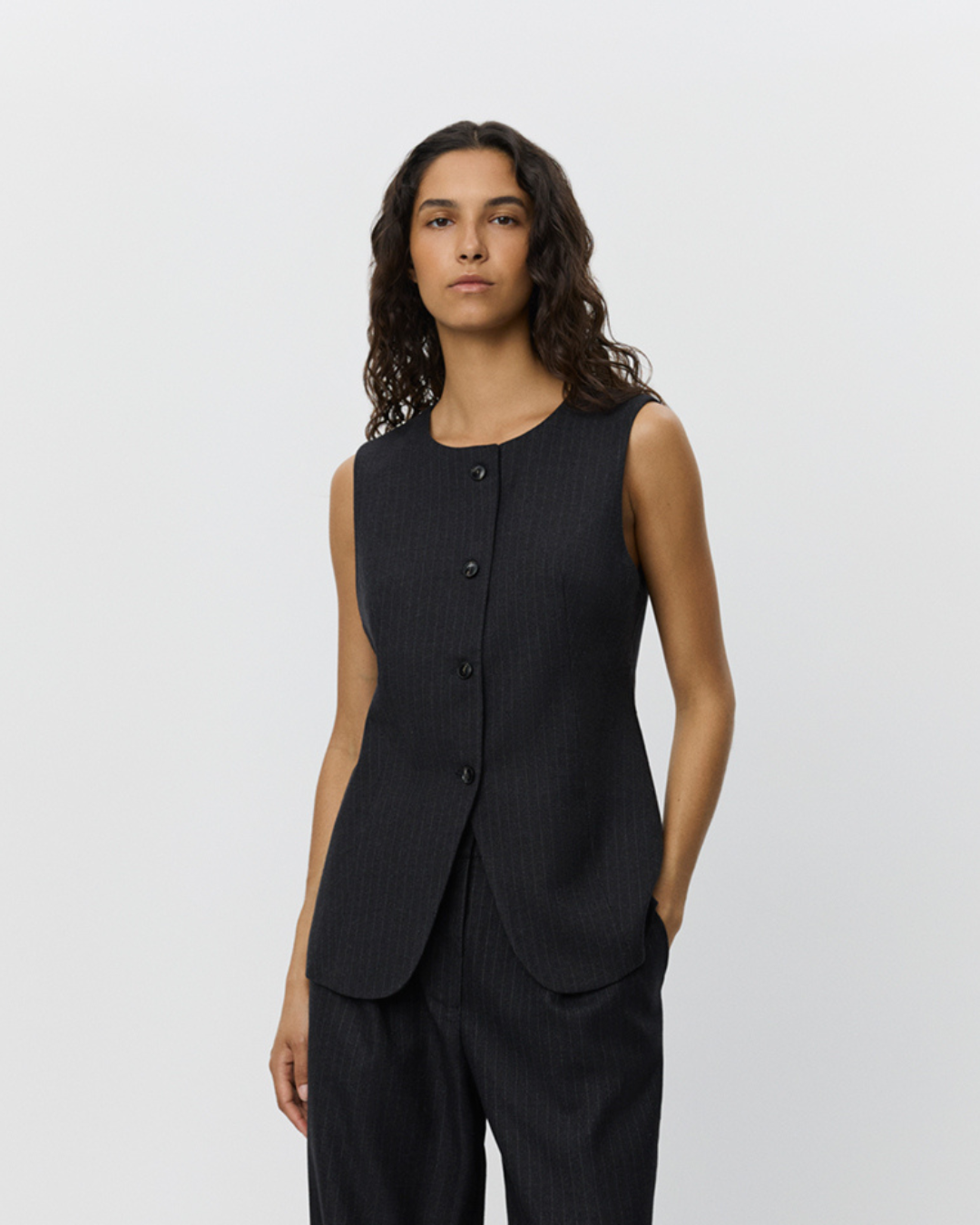 sofie-schnoor-women-merthasw-weste-schwarz-nadelstreifen image 5