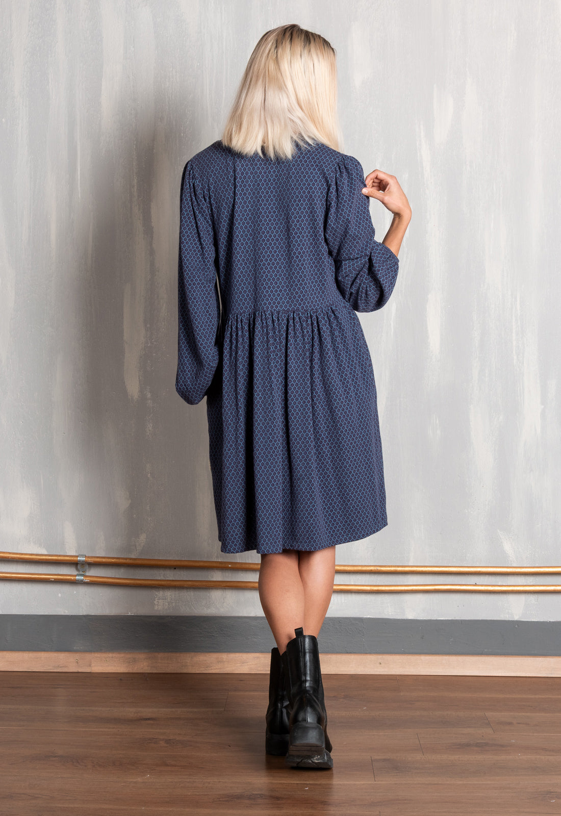 moshiki-dress-i-101-g8-kleid-blue-jacquard-v-ausschnitt image 7