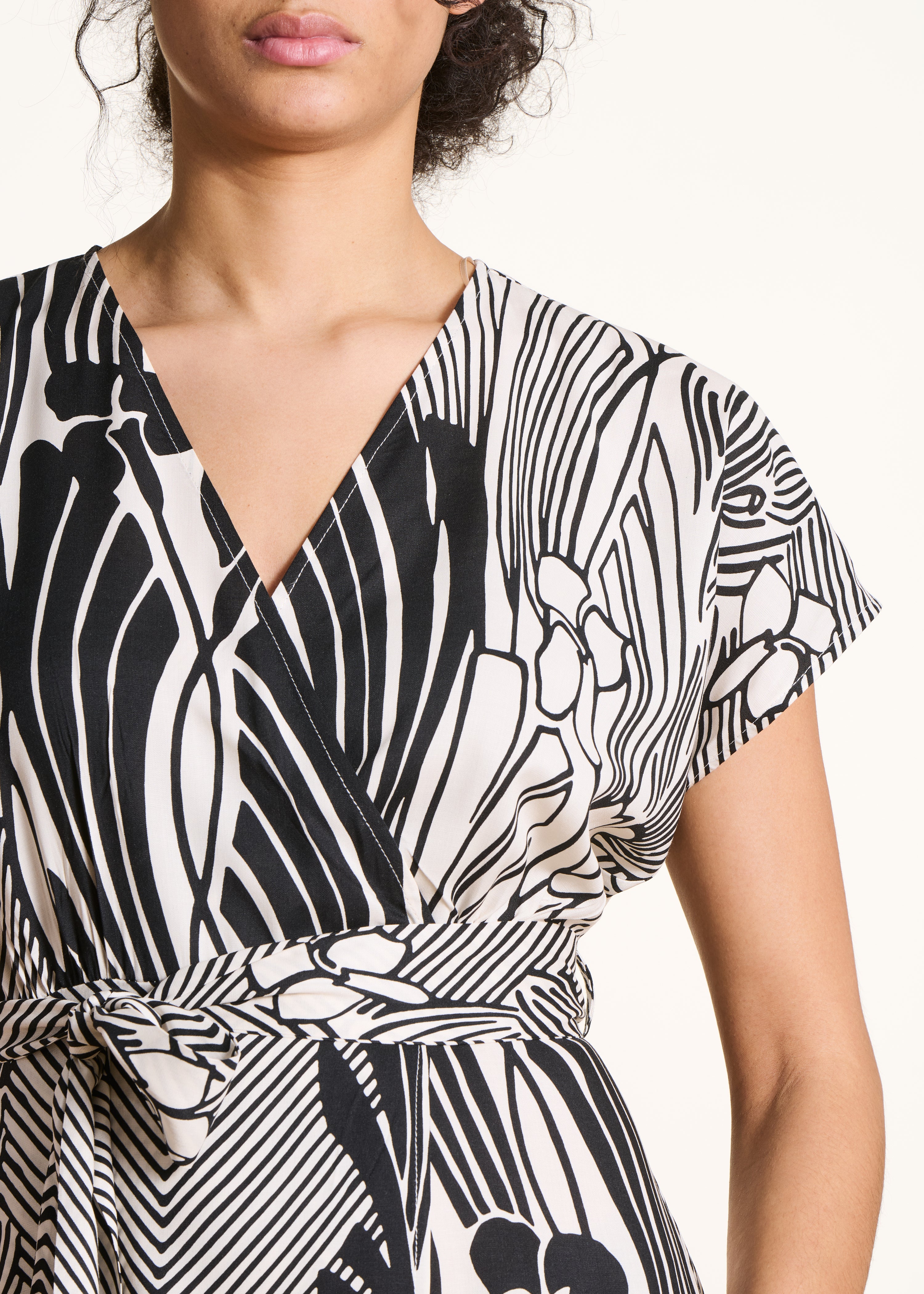 la-f-e-marabout-e-finita-wickelkleid-ecru-schwarz-lang image 4