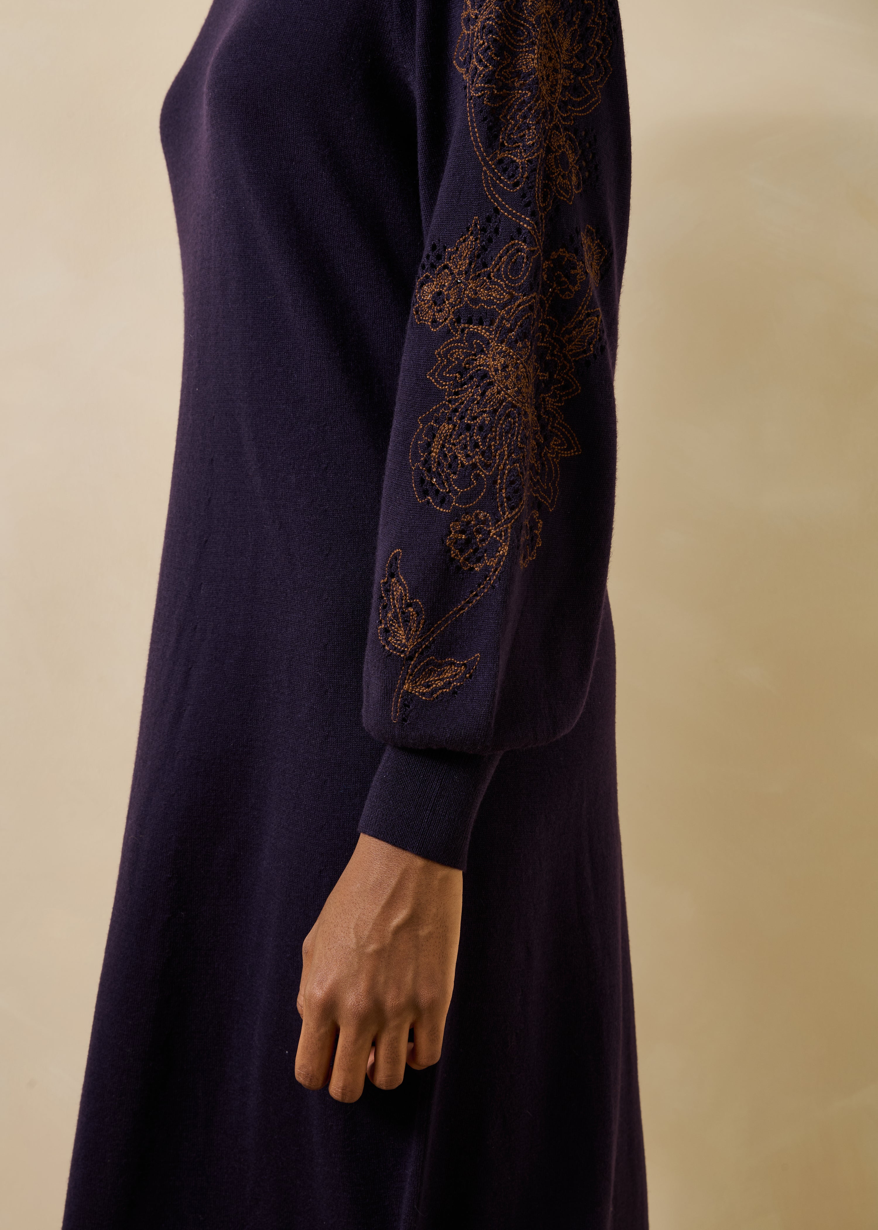 la-f-e-marabout-e-gebina-kleid-violett-midi-stickerei image 5