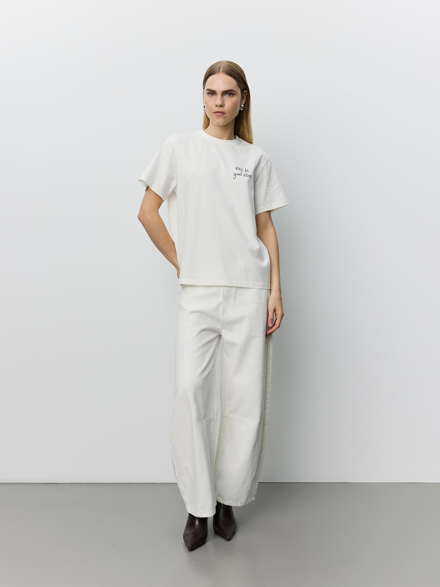 sofie-schnoor-riversw-t-shirt-off-white-baumwolle-good-vibes image 2
