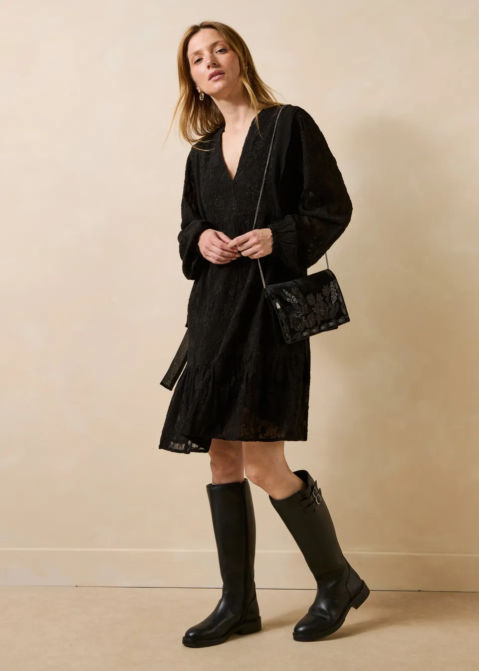 la-f-e-marabout-e-goa-kleid-schwarz-bestickt-bindeg-rtel image 1