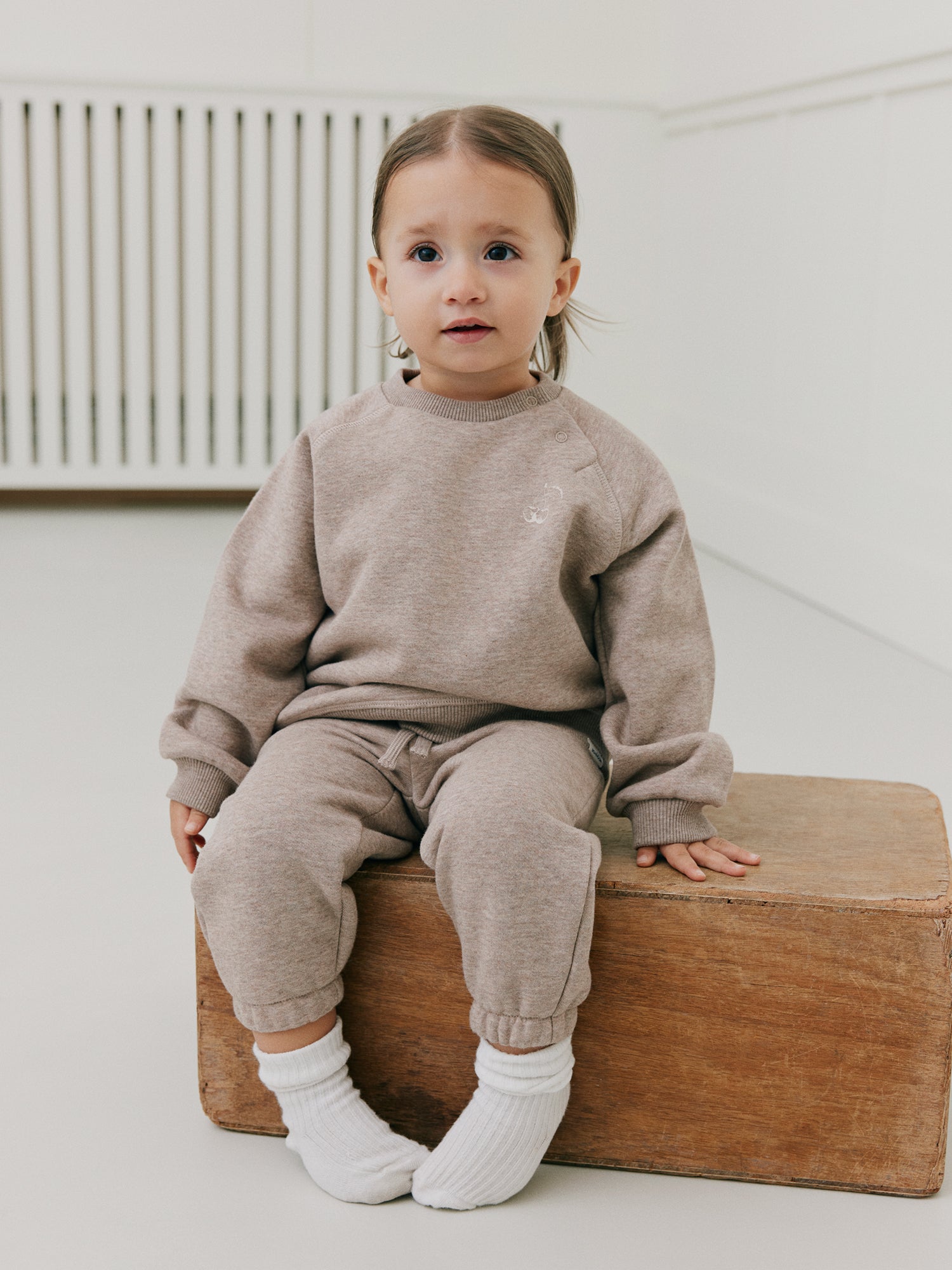 sofie-schnoor-kids-eliskb-sweatshirt-braun-kirschprint image 4