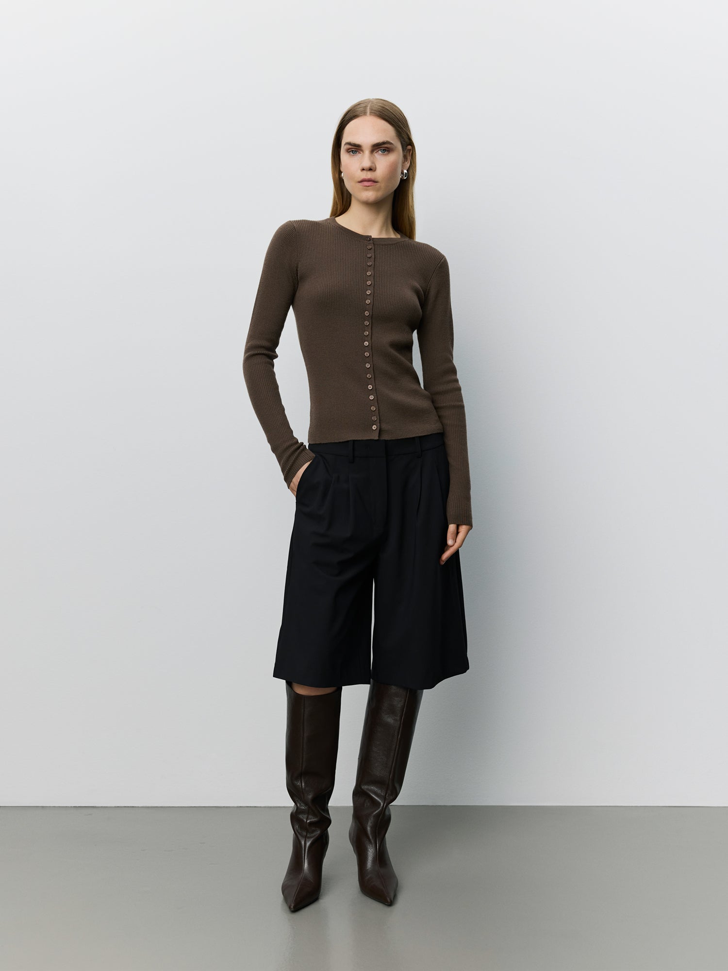 sofie-schnoor-women-luciasw-bermuda-shorts-schwarz image 2