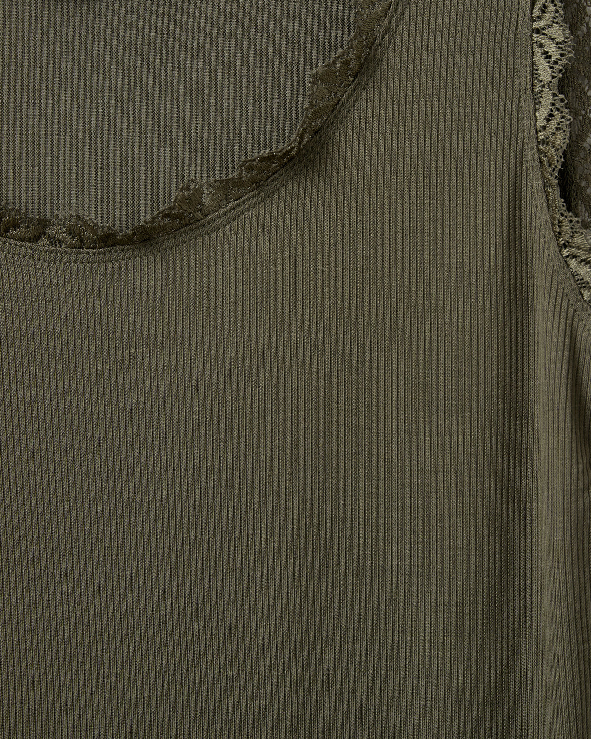 sofie-schnoor-ulrikkesw-snos245-top-army-green-spitze image 5