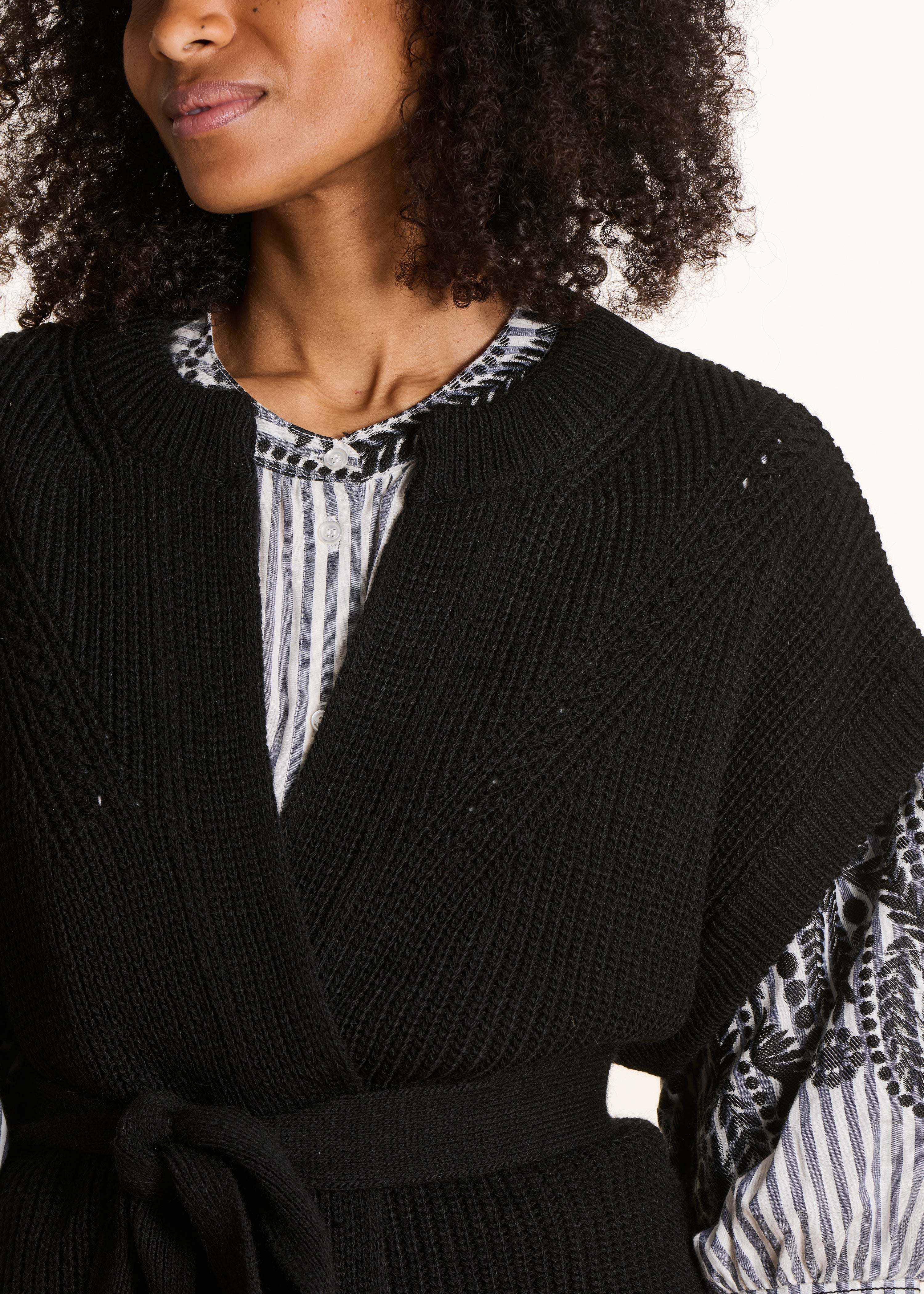 la-f-e-marabout-e-ewen-gilet-schwarz-strickjacke-mit-g-rtel image 5