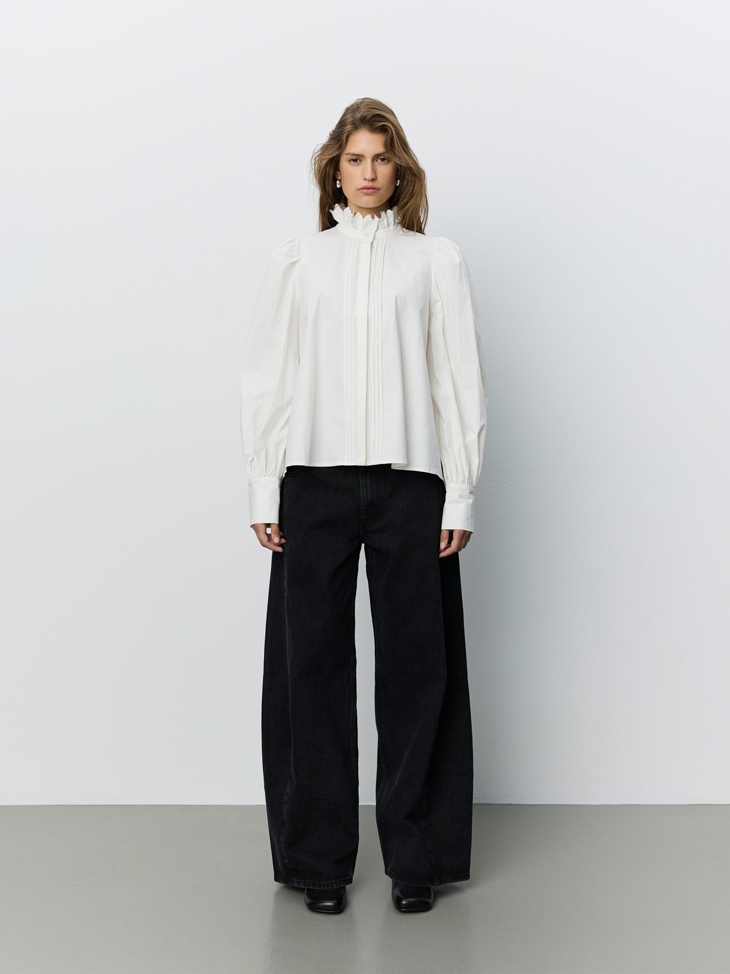 sofie-schnoor-cyliasw-s264252-bluse-damen-off-white-stickerei image 2