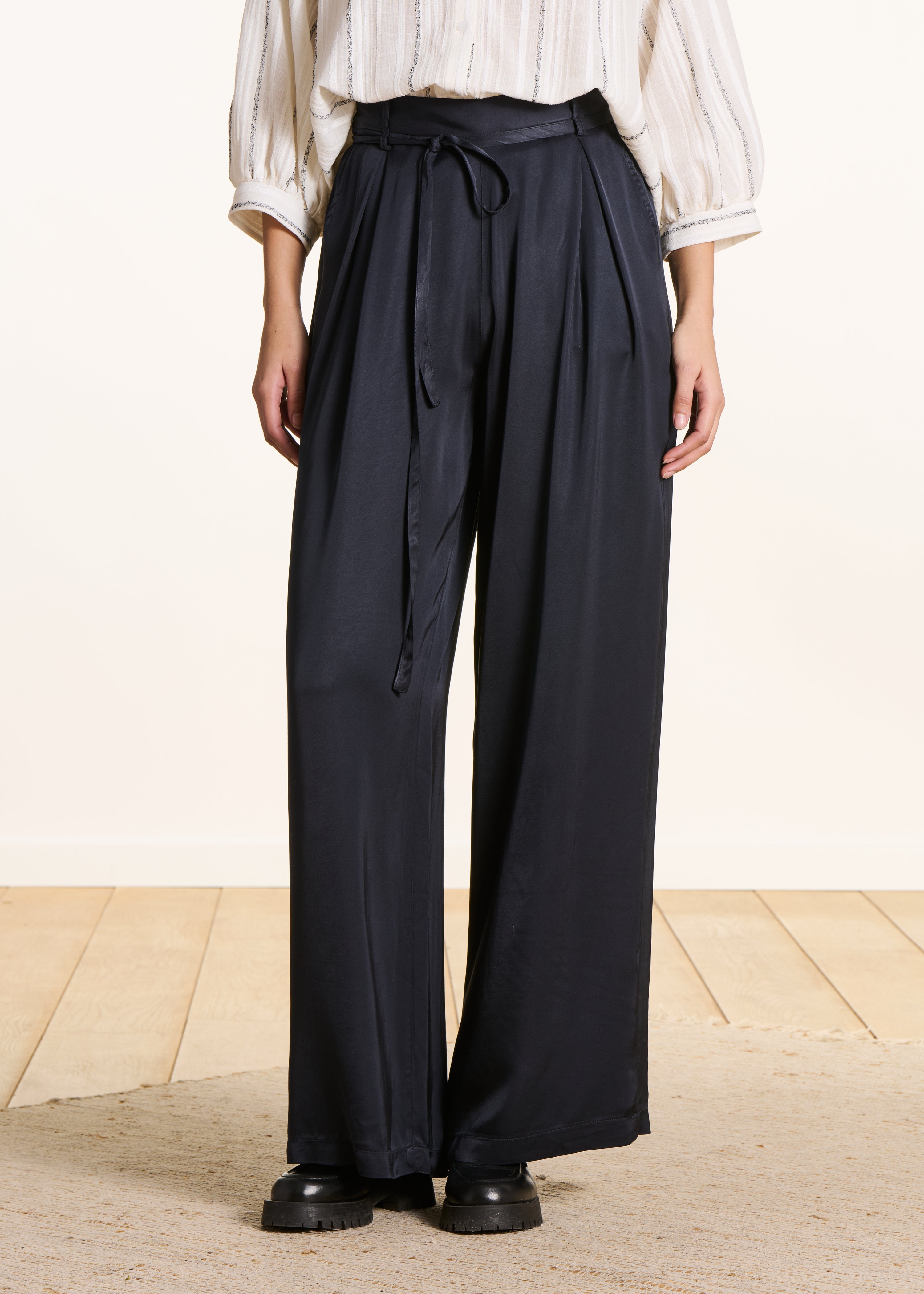 la-f-e-marabout-e-ferouz-hose-dunkelblau-satin-34-46 image 2
