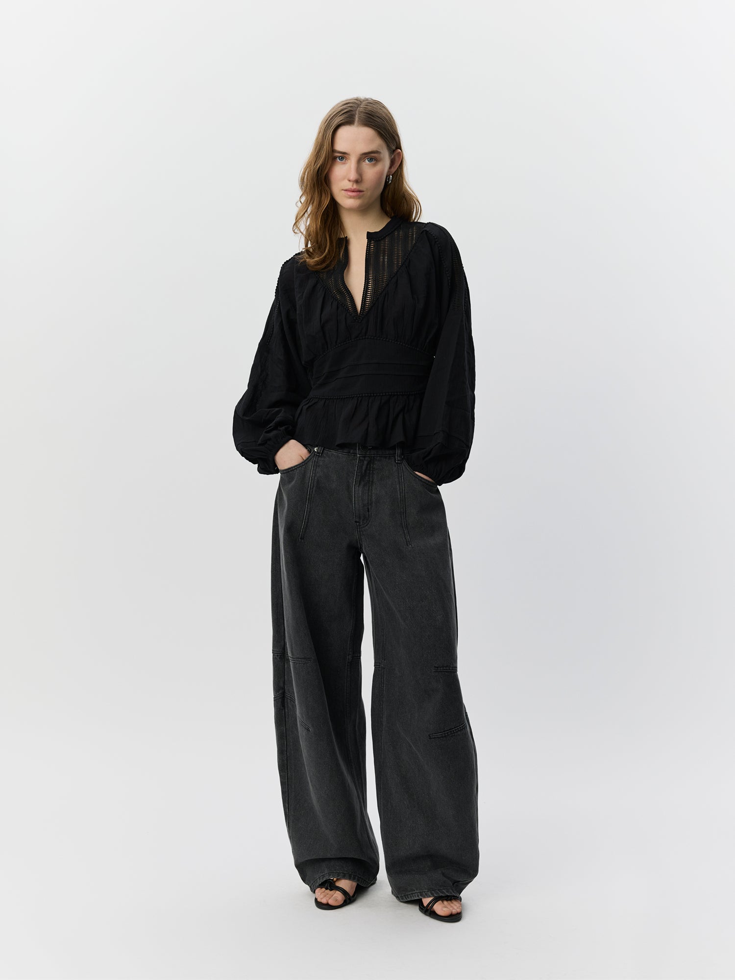 sofie-schnoor-women-lousw-bluse-schwarz-spitze image 2