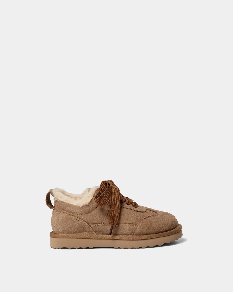 sofie-schnoor-young-dictiesy-teddy-boot-tan-sneaker-look image 1