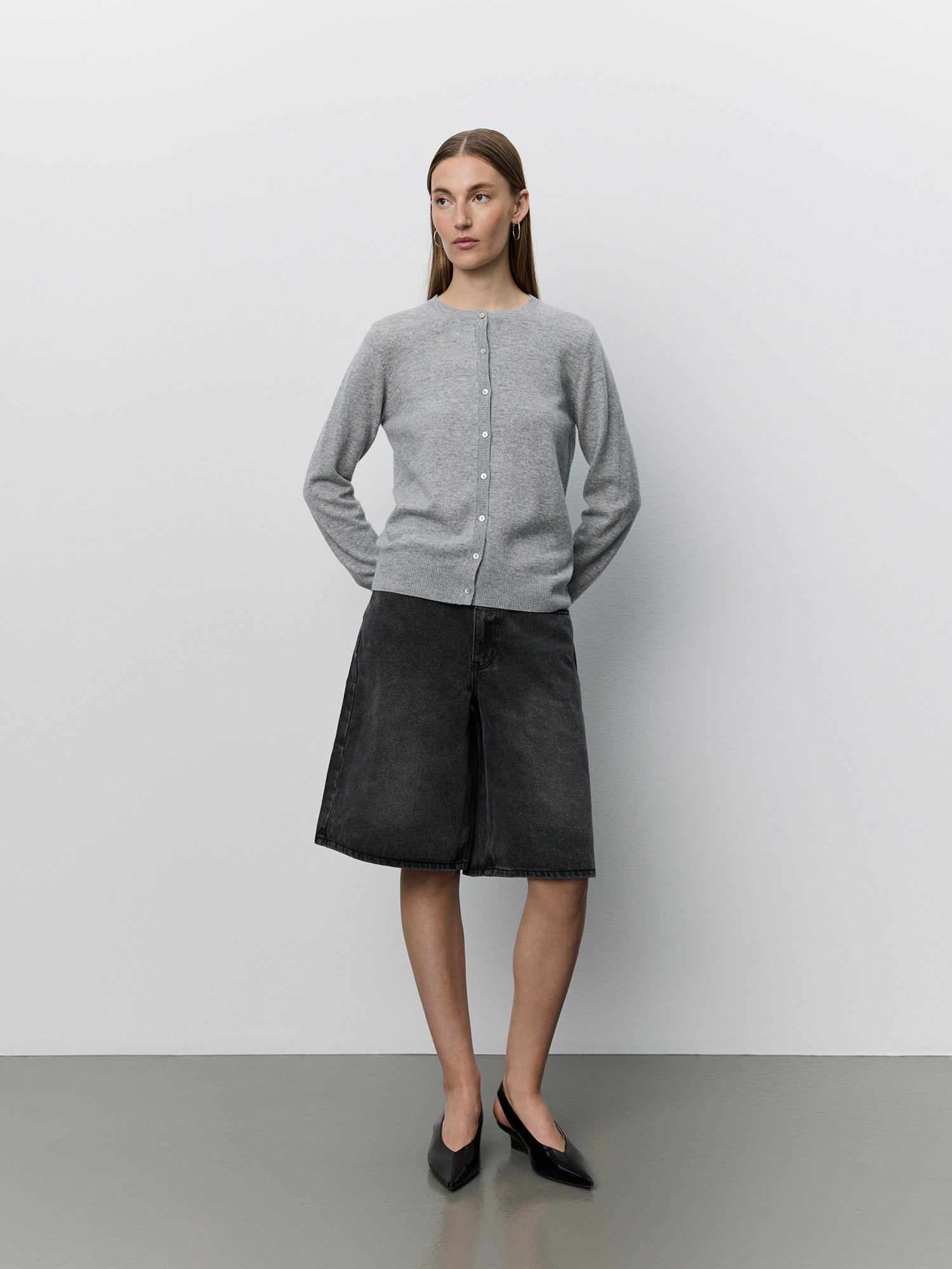 sofie-schnoor-cissesw-cardigan-grau-melange-merinowolle image 2