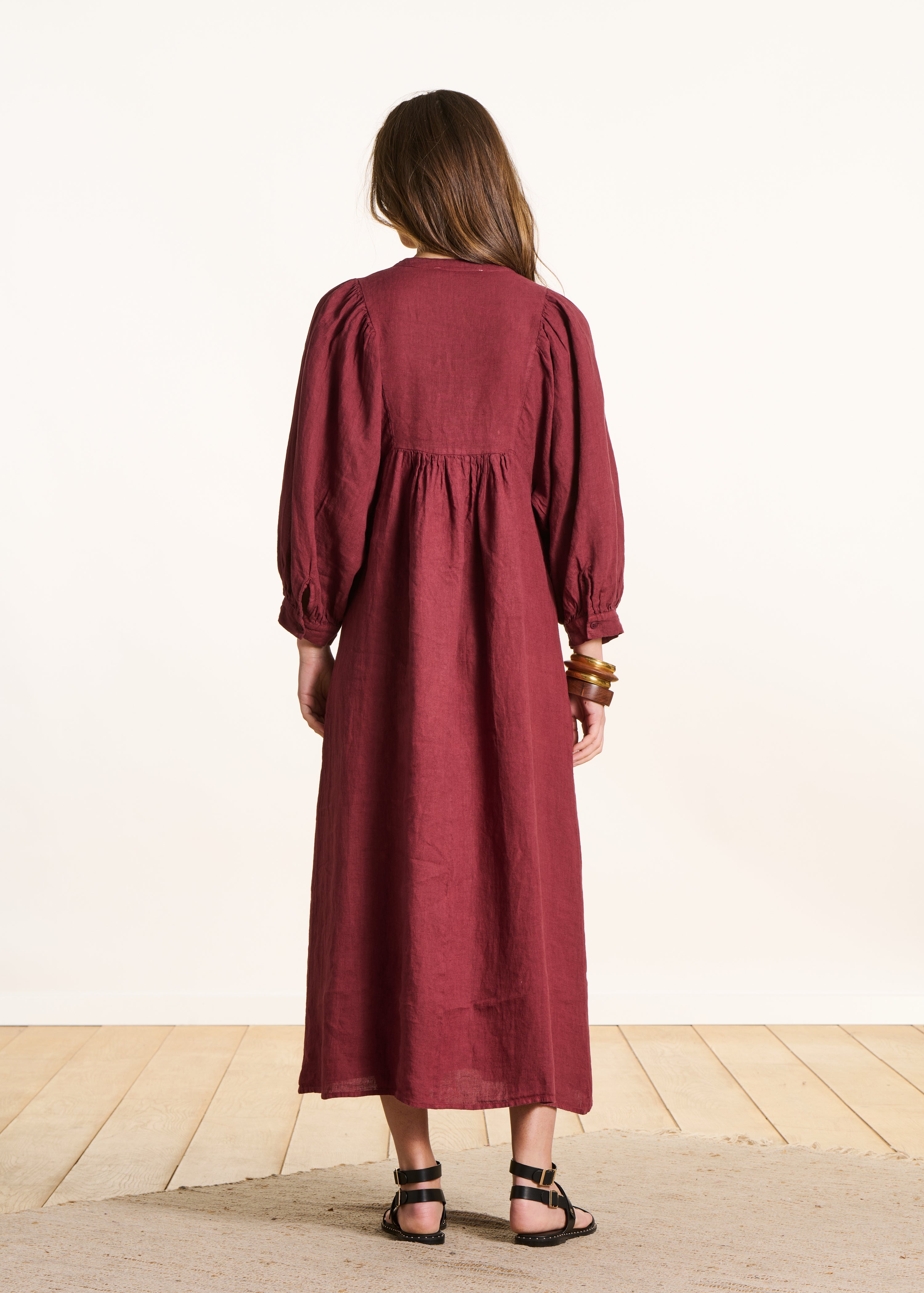 la-f-e-marabout-e-dembo-maxikleid-bordeaux-leinen-langarm image 2