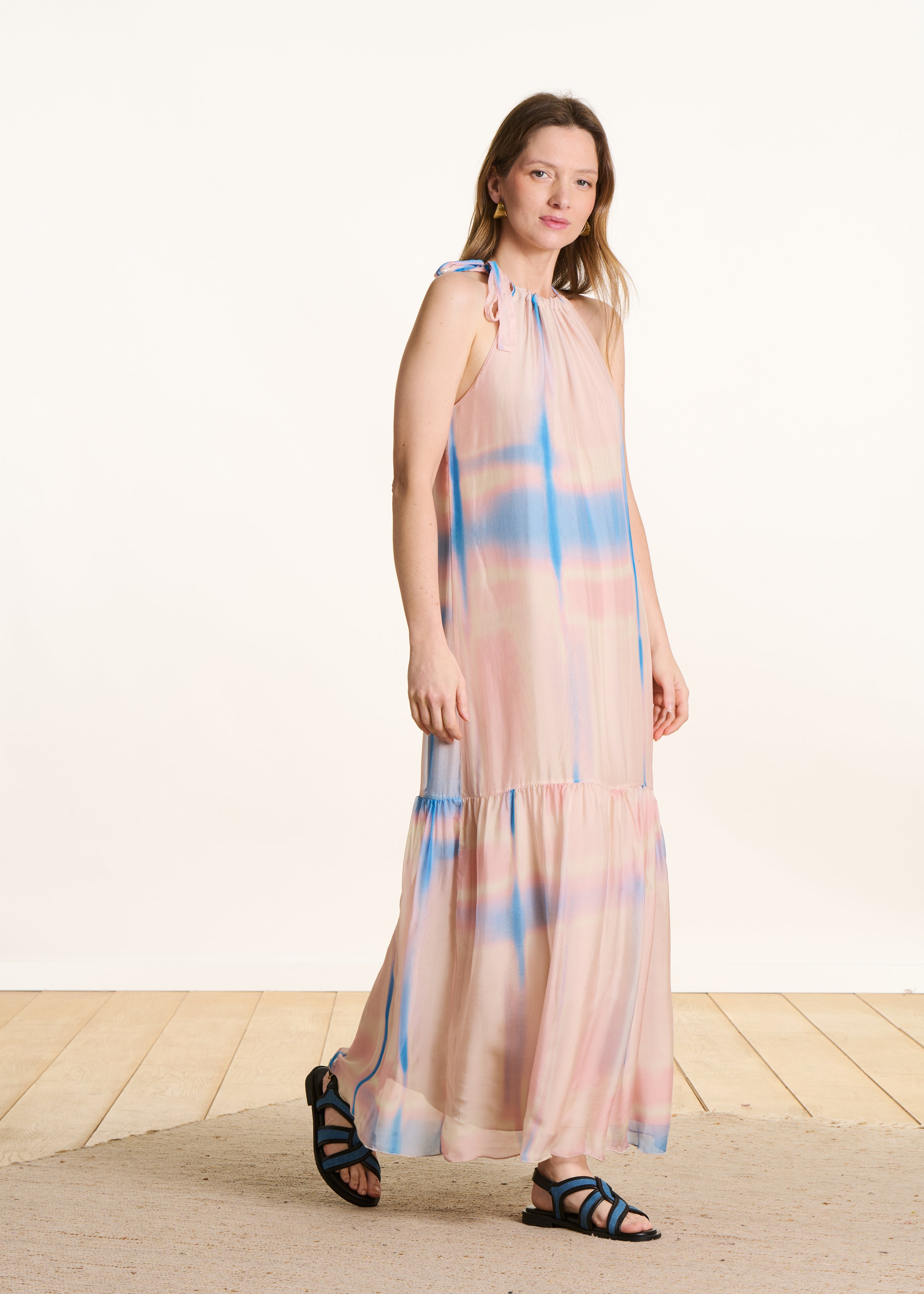 la-f-e-marabout-e-fursi-maxikleid-rosa-kleid-tie-dye-batik image 3