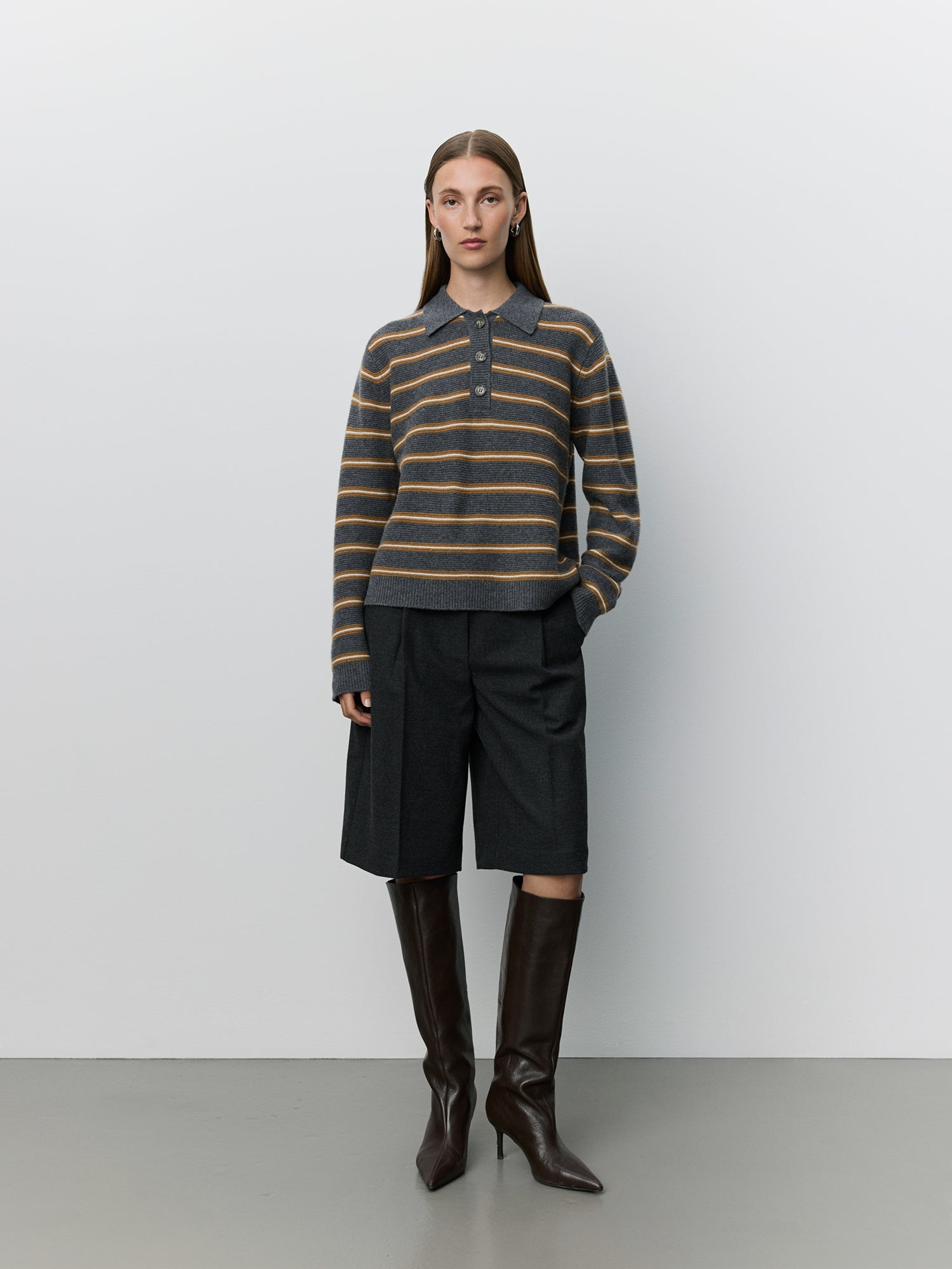 sofie-schnoor-women-elsysw-bermuda-anzug-shorts-dunkelgrau image 2