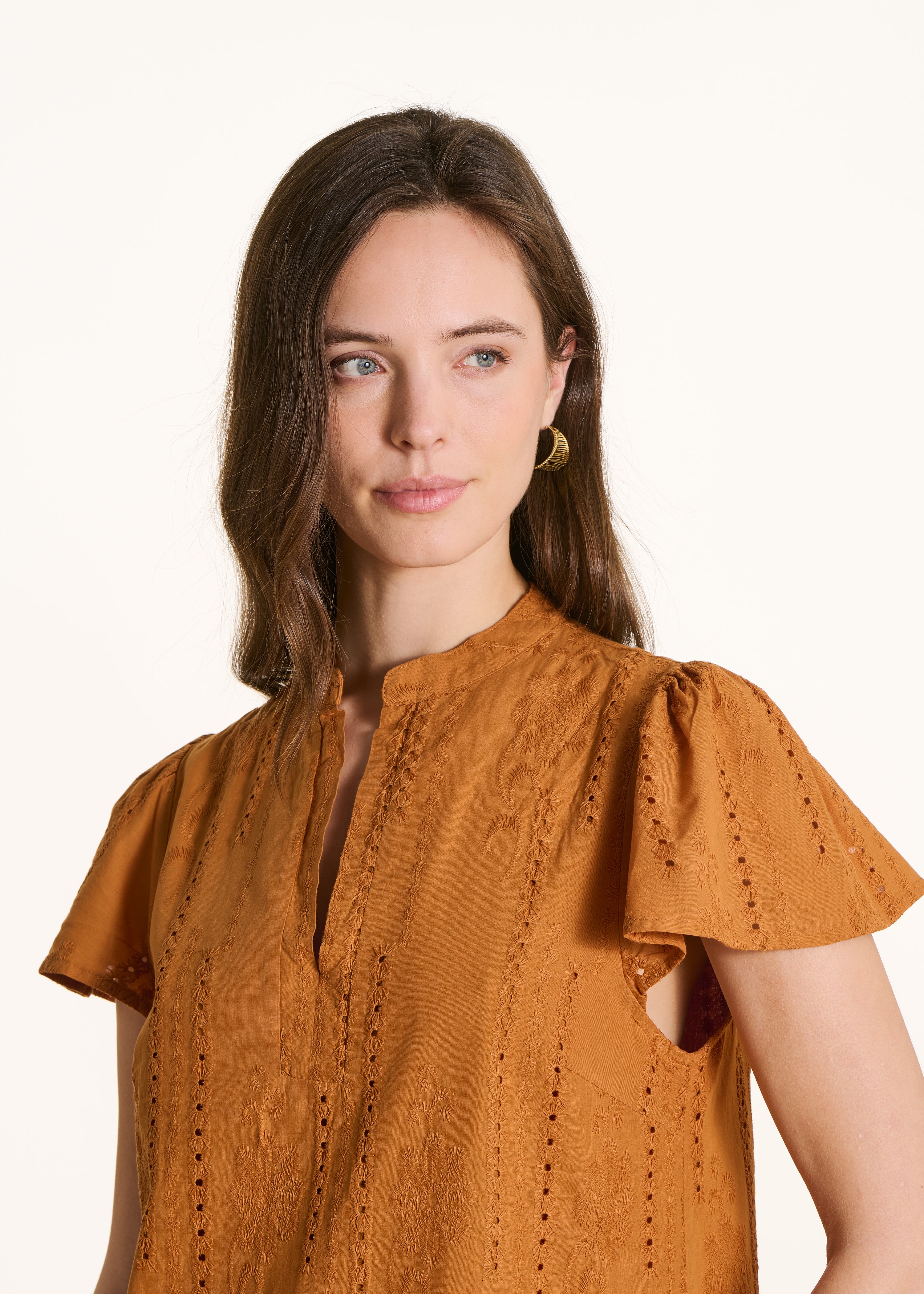 la-f-e-marabout-e-frame-kleid-broderie-ocker-volant image 4
