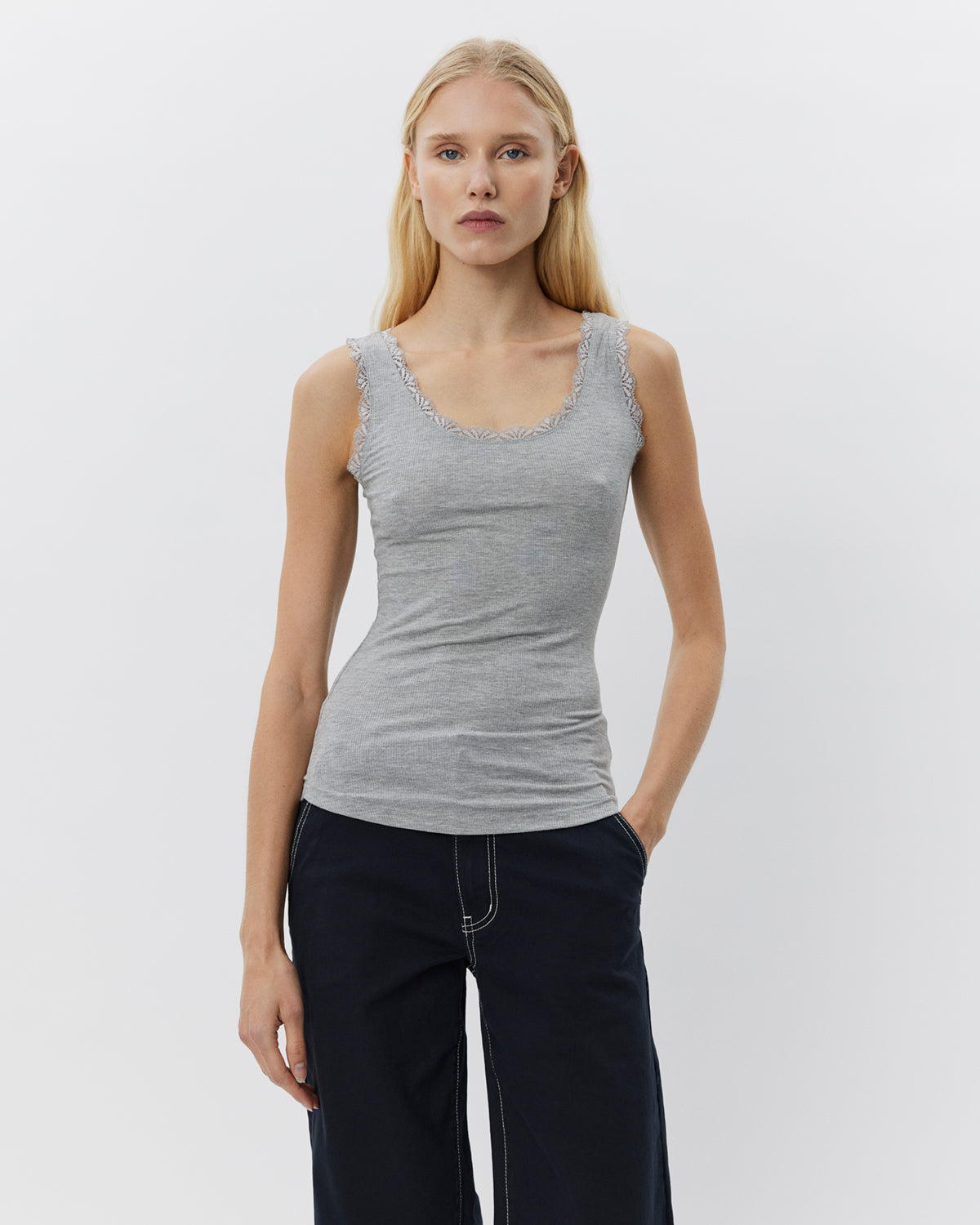sofie-schnoor-ulrikkesw-top-grau-spitze-slim-fit image 2