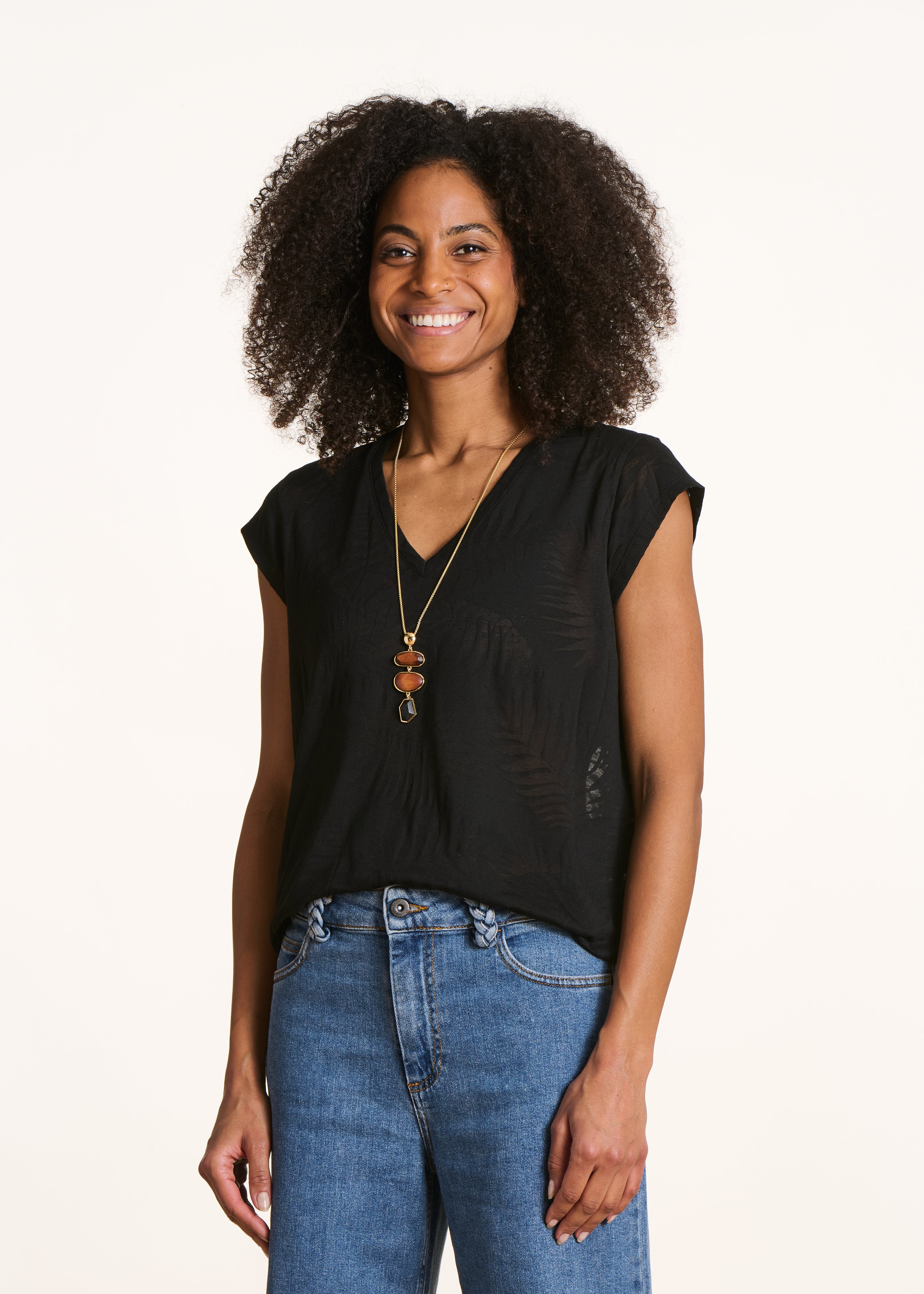 la-f-e-marabout-e-davia-t-shirt-schwarz-v-ausschnitt image 1