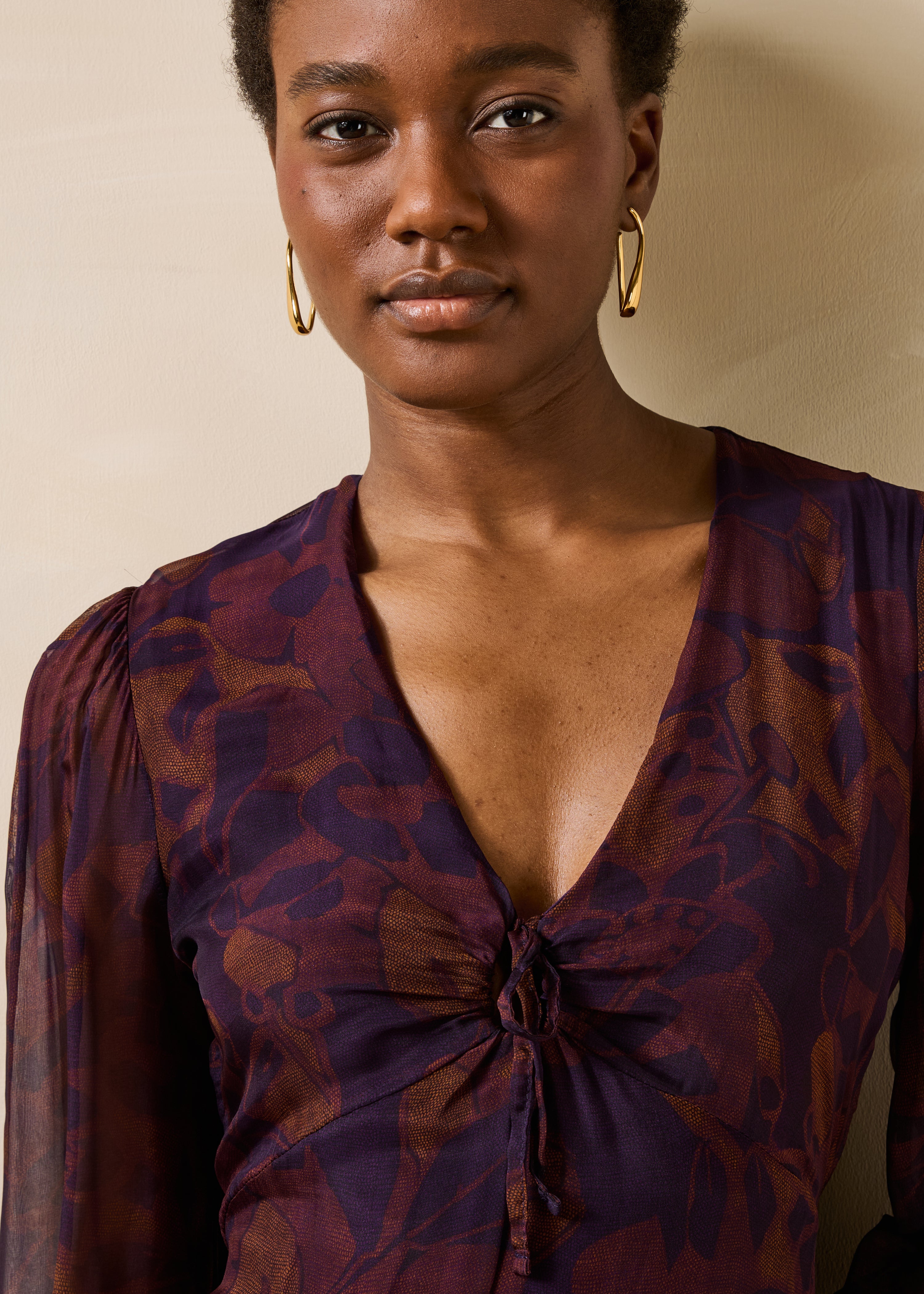 la-f-e-marabout-e-deesse-kleid-viola-lang-v-ausschnitt image 4