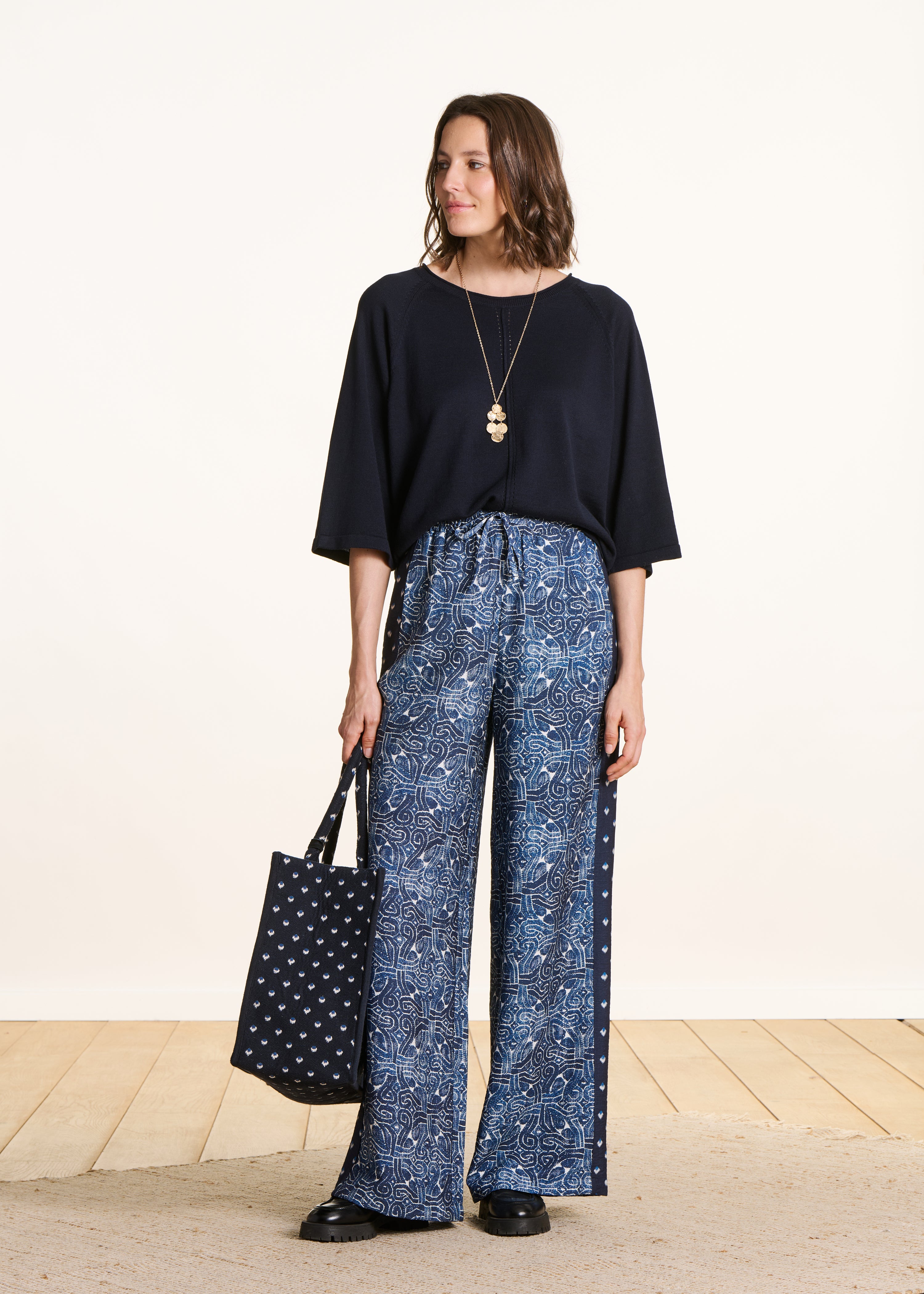 la-f-e-marabout-e-fluxo-pullover-blau-oversize-lochstrick image 2