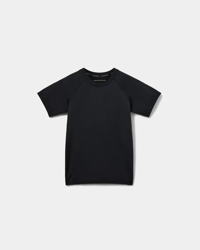 sofie-schnoor-sport-kalliespo-t-shirt-schwarz-nahtlos image 1