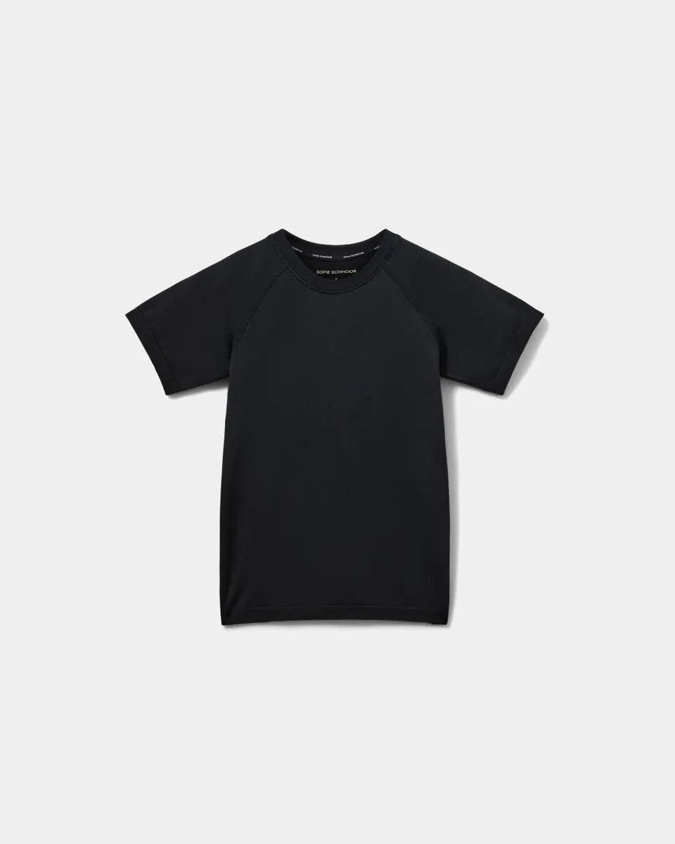sofie-schnoor-sport-kalliespo-t-shirt-schwarz-nahtlos image 1