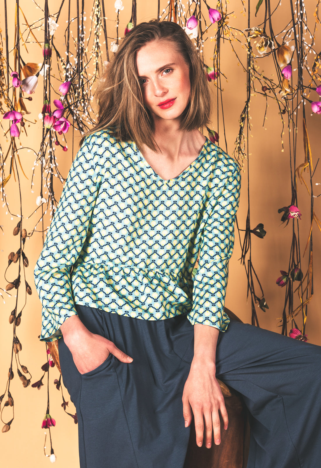 moshiki-dress-i-101-s25top-r3-tunika-v-ausschnitt-scattered-flowers image 7
