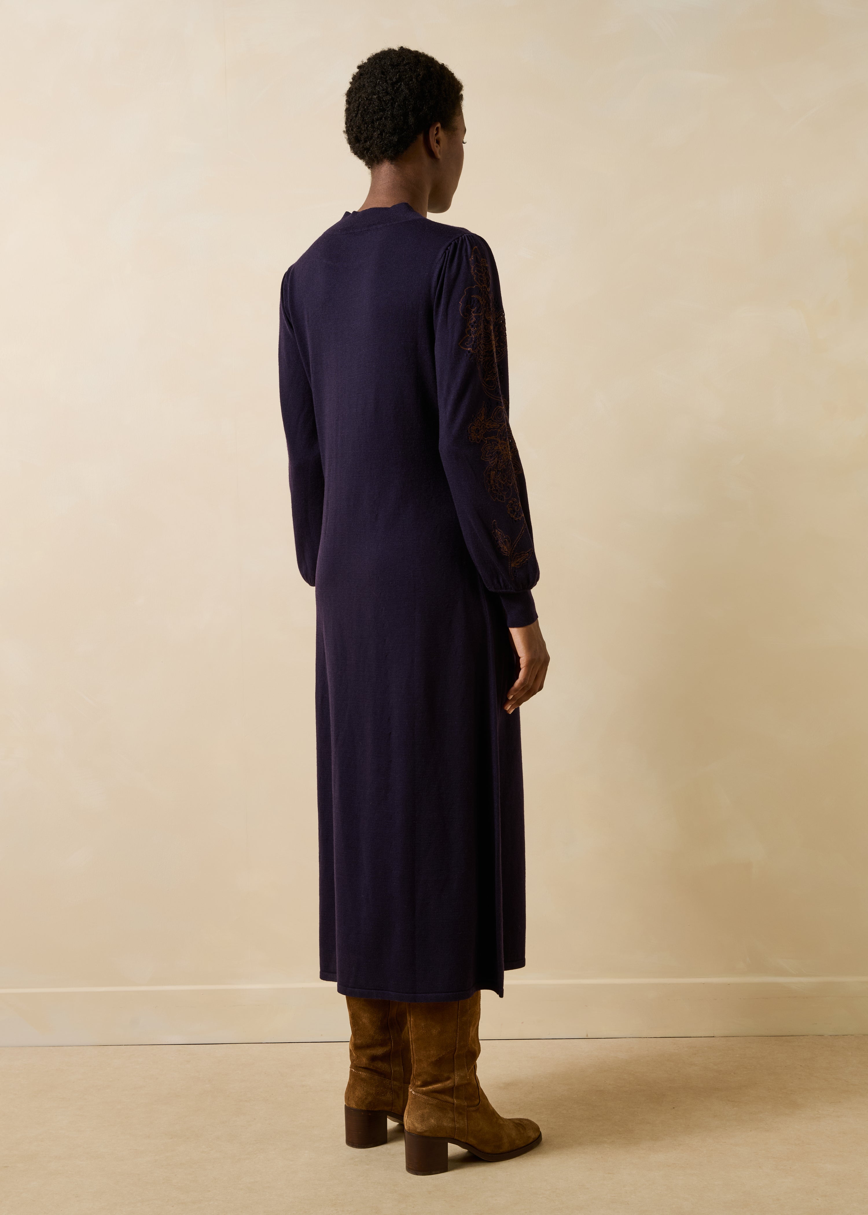 la-f-e-marabout-e-gebina-kleid-violett-midi-stickerei image 3