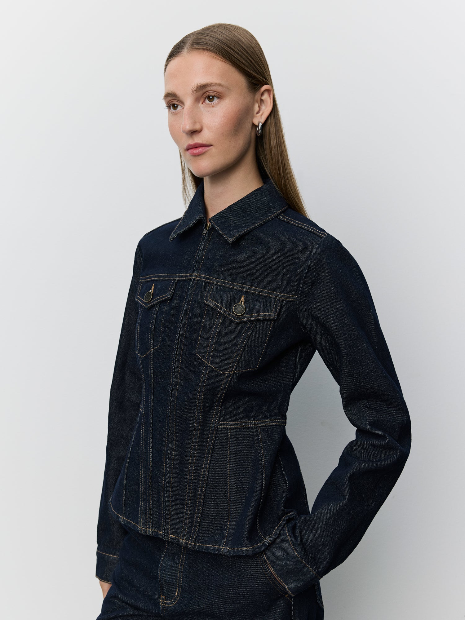 sofie-schnoor-women-savakisw-jeansjacke-dunkelblau-cropped image 5
