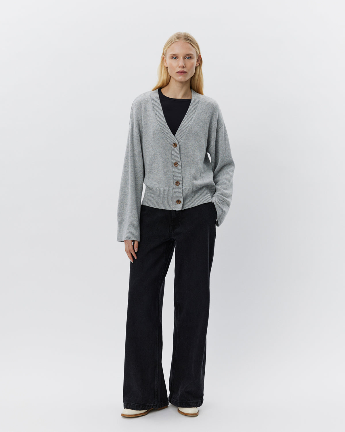 sofie-schnoor-levasw-cardigan-grau-mel-v-ausschnitt image 2