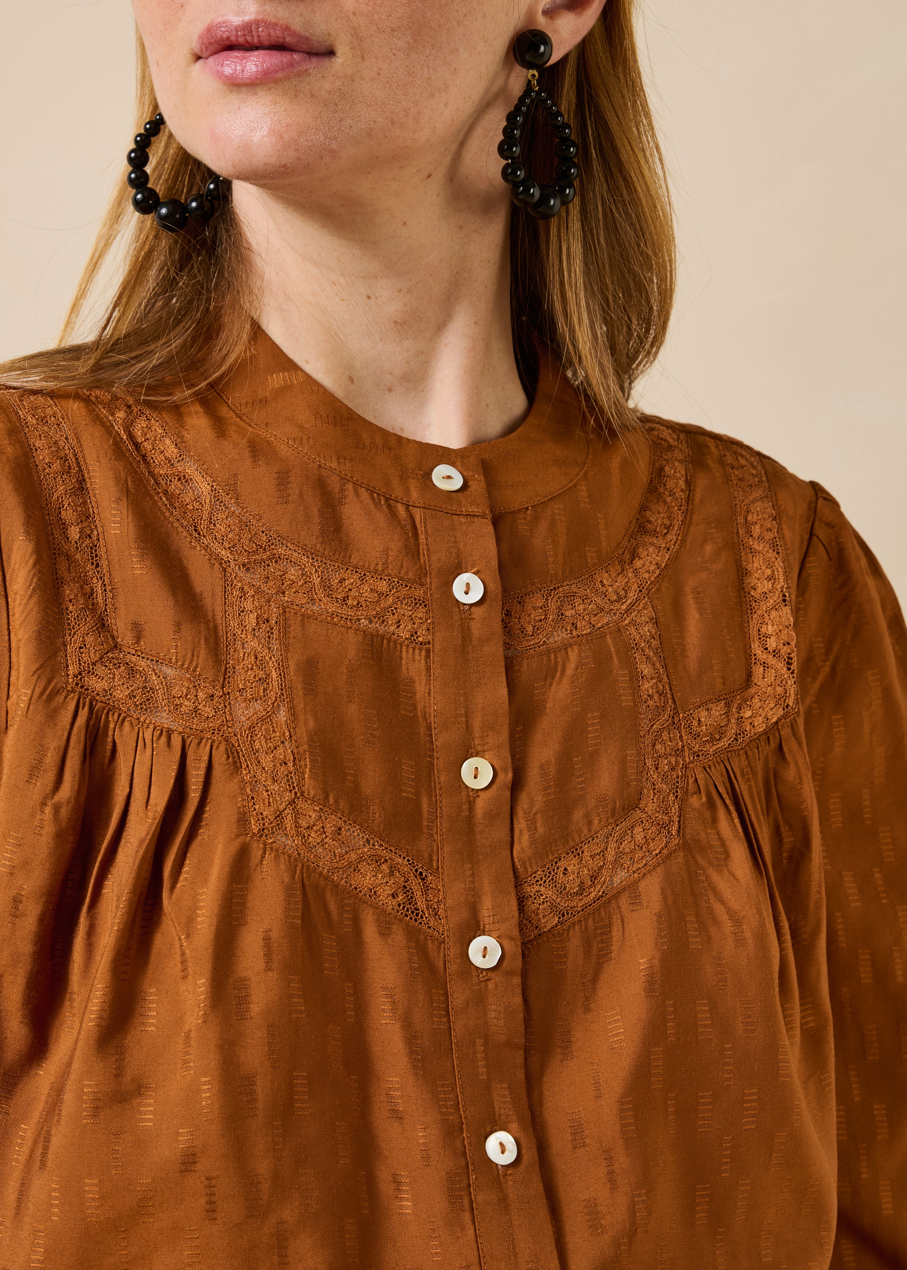 la-f-e-marabout-e-gorane-bluse-cognac-jacquard-spitze image 5