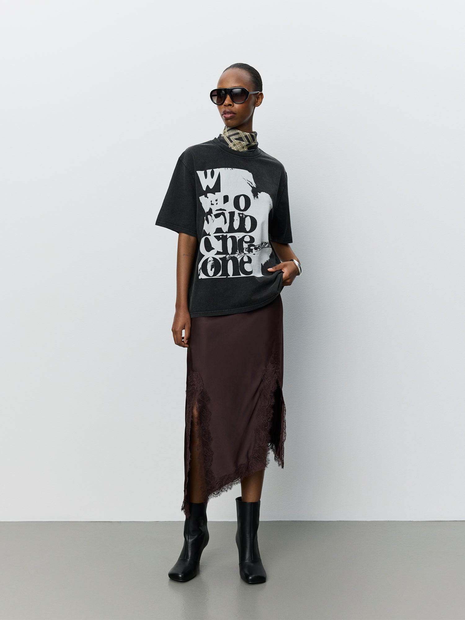 sofie-schnoor-women-maesw-oversize-t-shirt-washed-black-baumwolle image 2