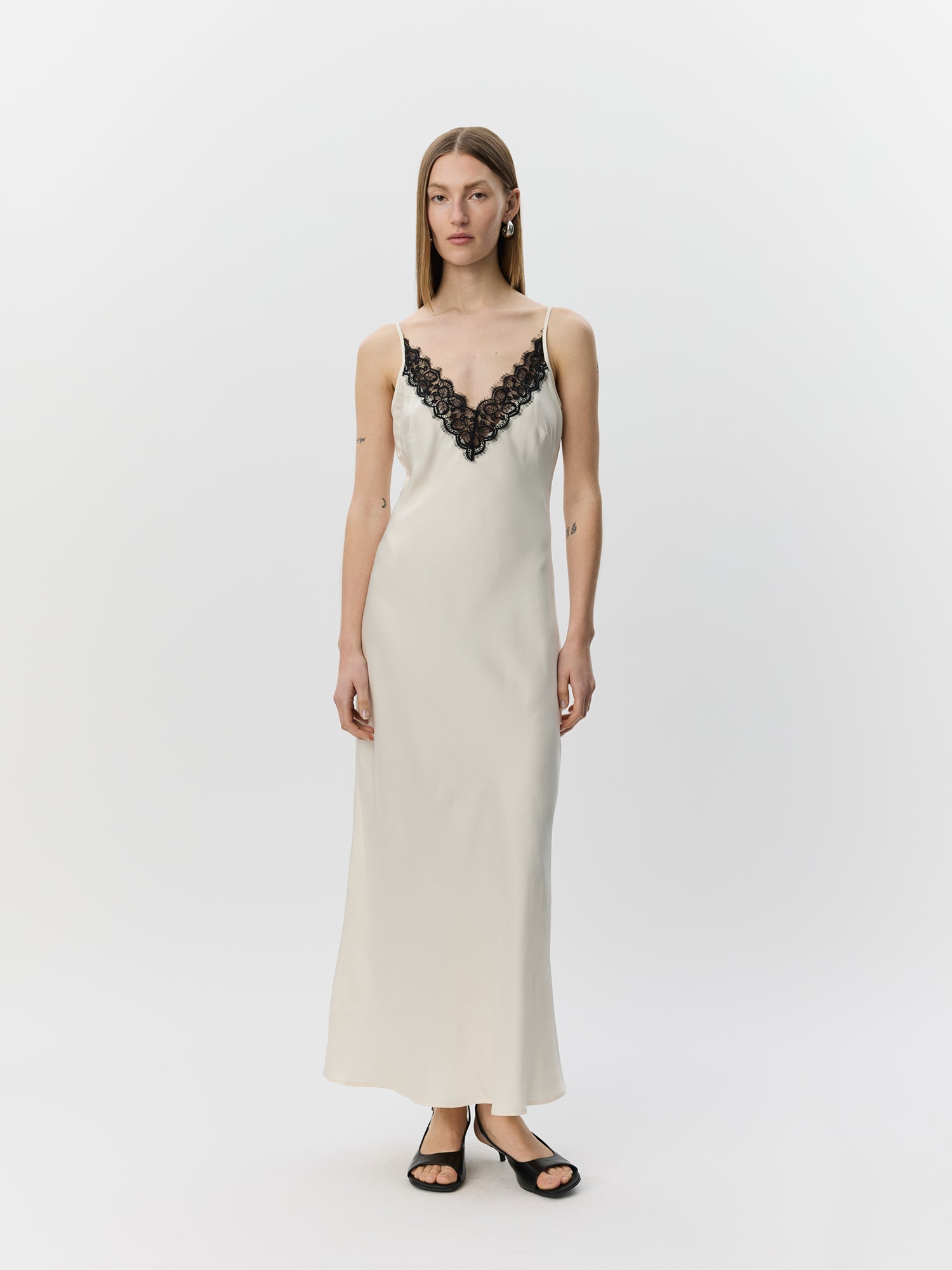 sofie-schnoor-women-bettsw-satin-kleid-creme-maxi image 2