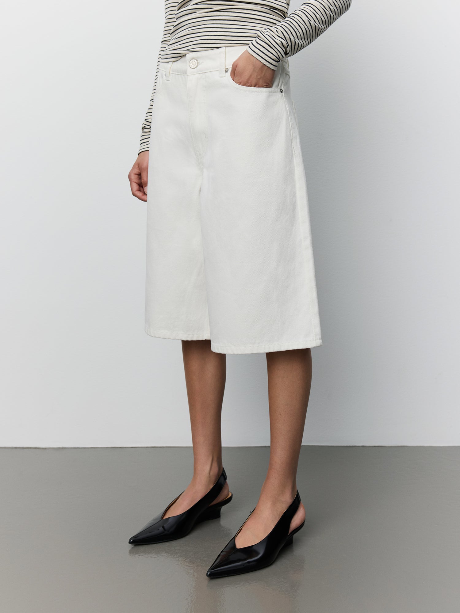 sofie-schnoor-women-stokesw-oversized-shorts-off-white-baumwolle image 5