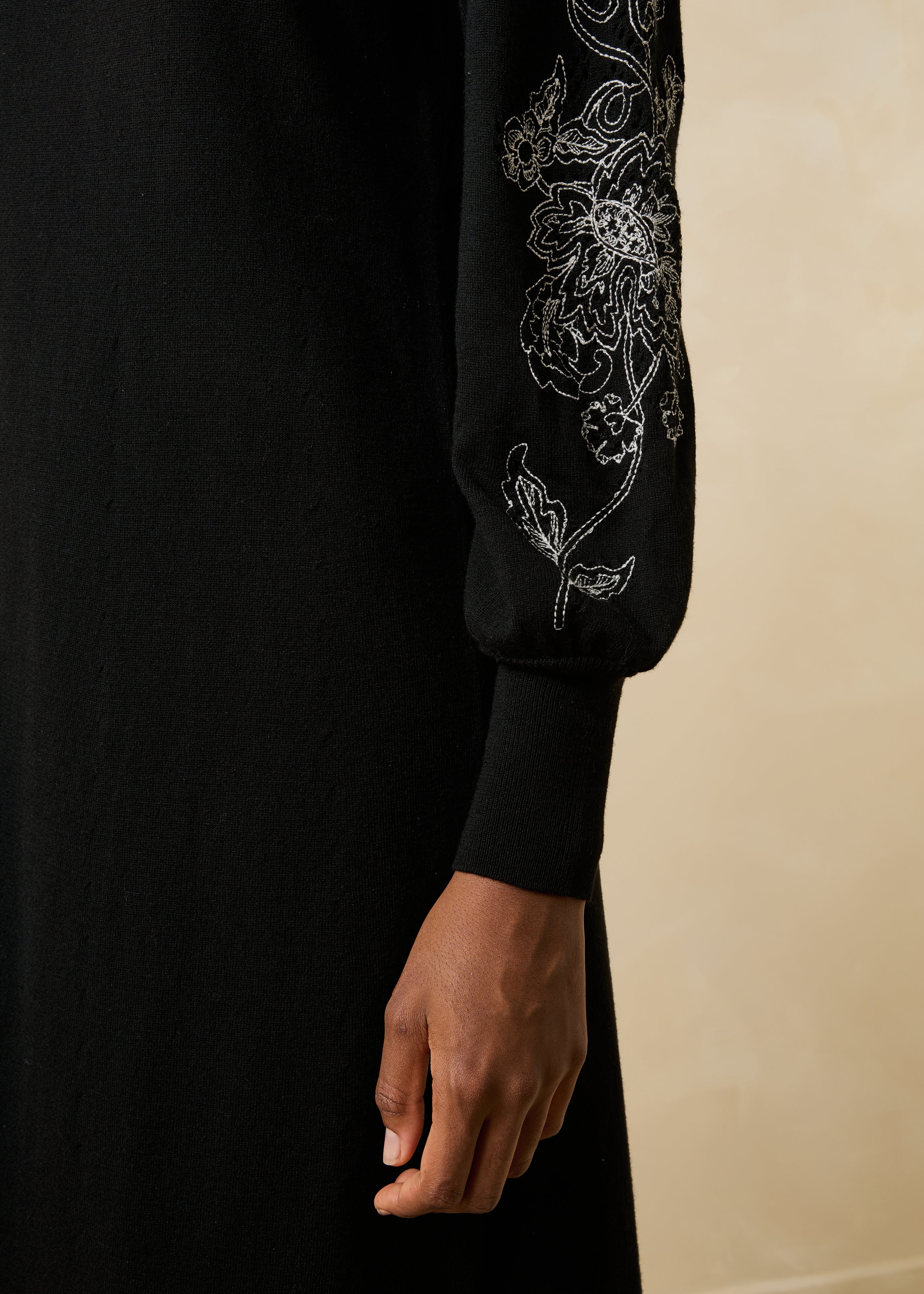 la-f-e-marabout-e-gebina-midikleid-schwarz-stickerei-strick image 5