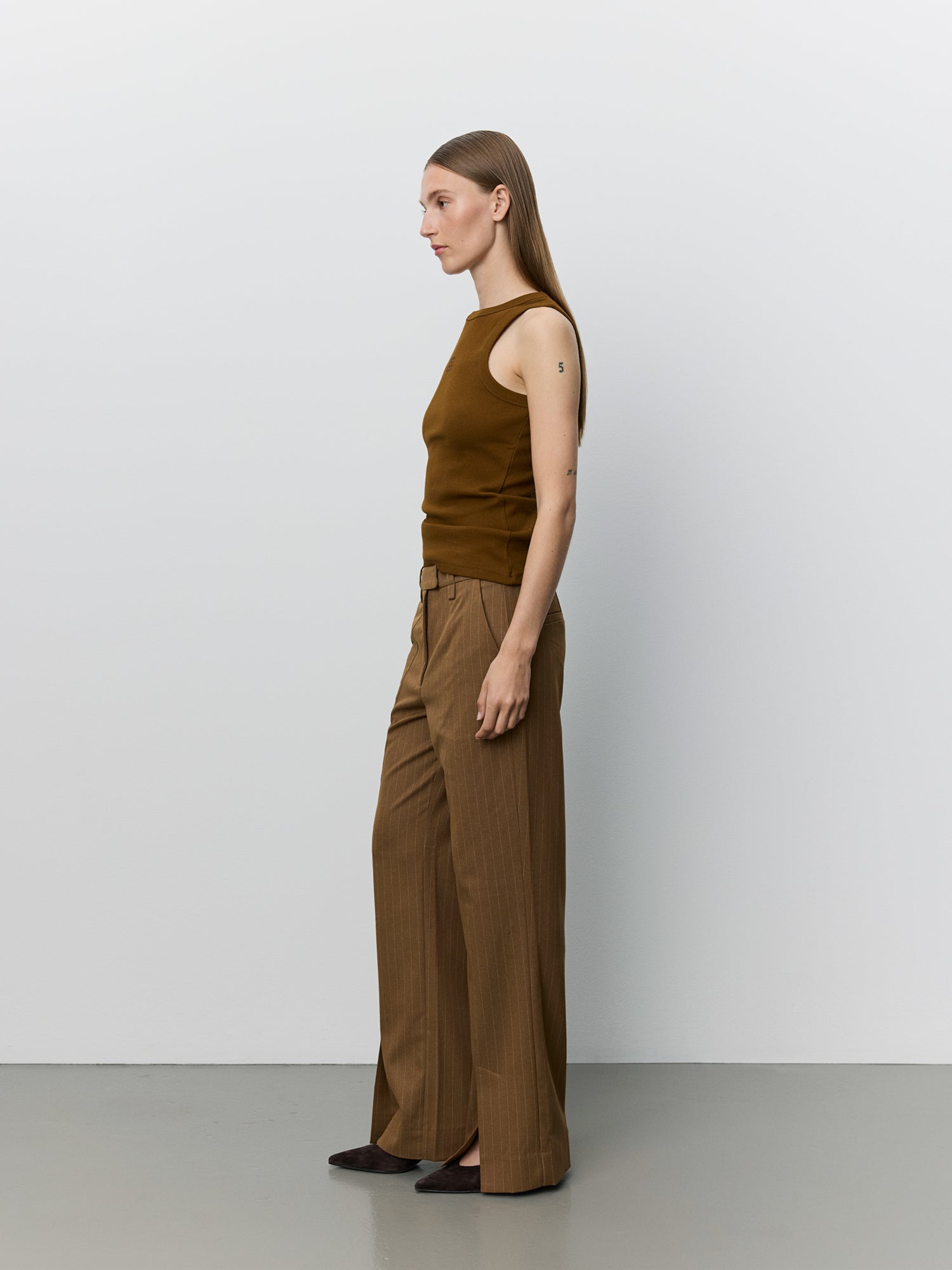 sofie-schnoor-amilasw-hose-maple-brown-nadelstreifen image 3