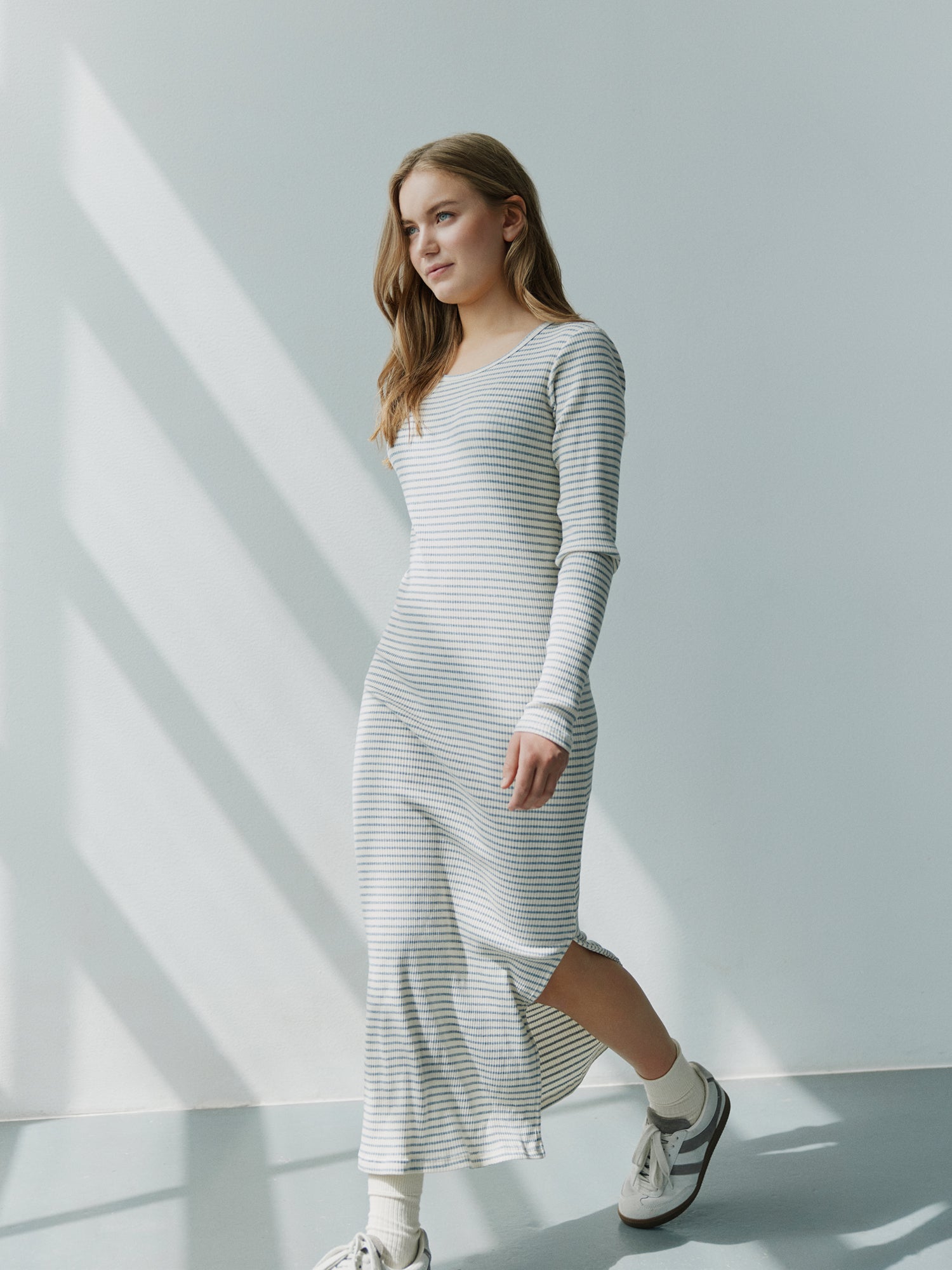 sofie-schnoor-young-facitasy-kleid-grau-gestreift-baumwolle image 5