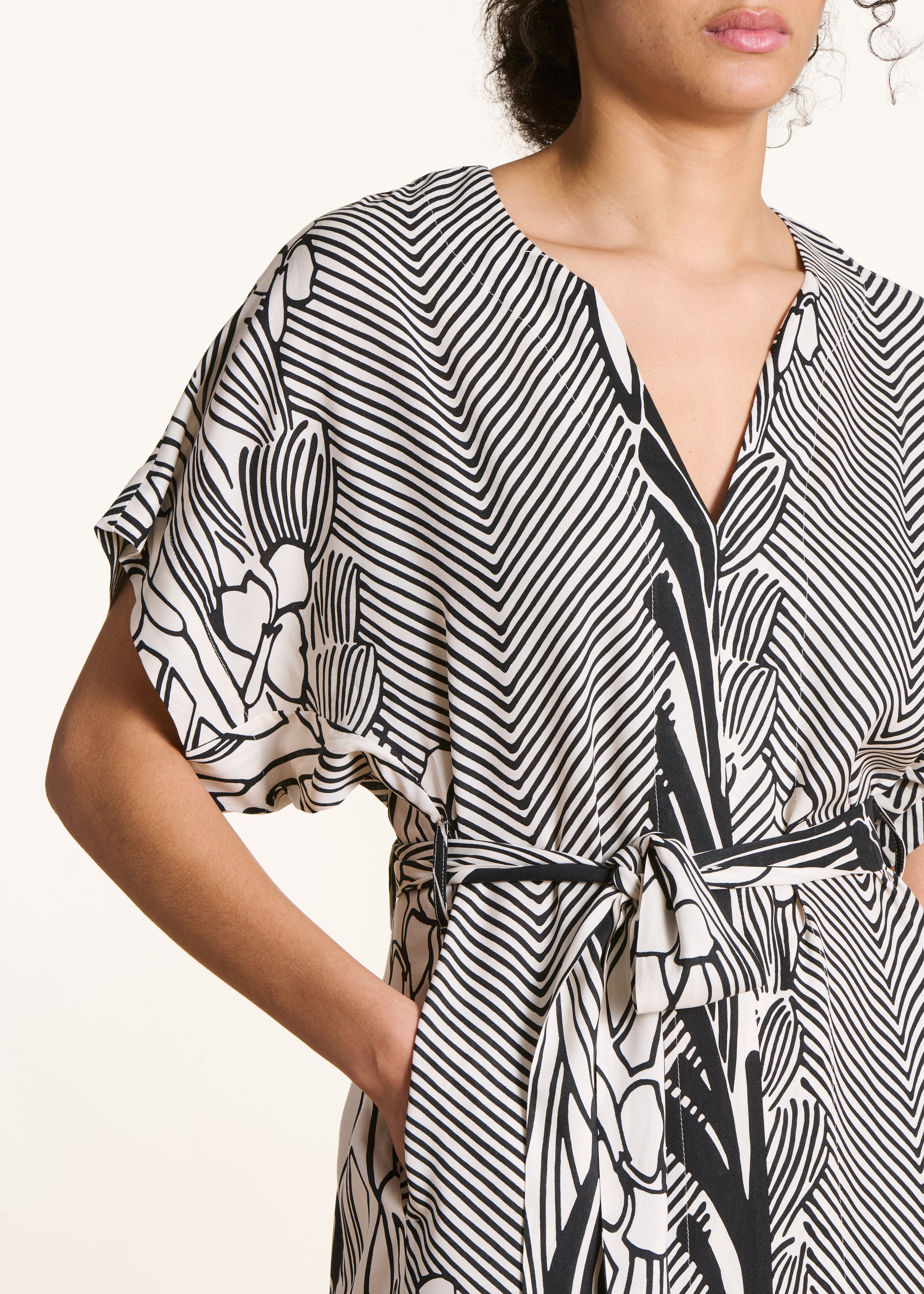 la-f-e-marabout-e-felia-kurzkleid-ecru-schwarz-viskose image 4