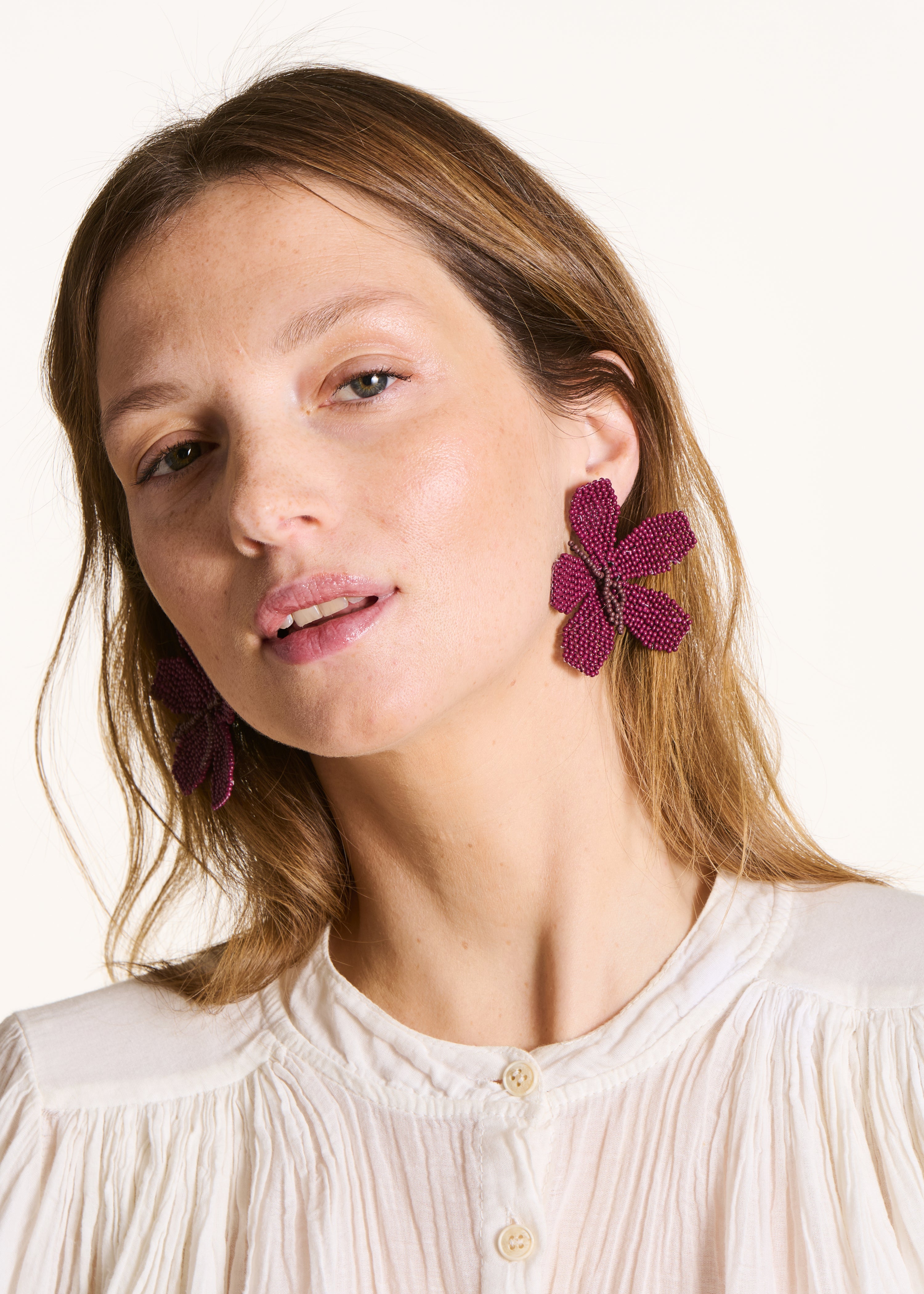la-f-e-marabout-e-ohrringe-blume-lila-glasperlen image 1