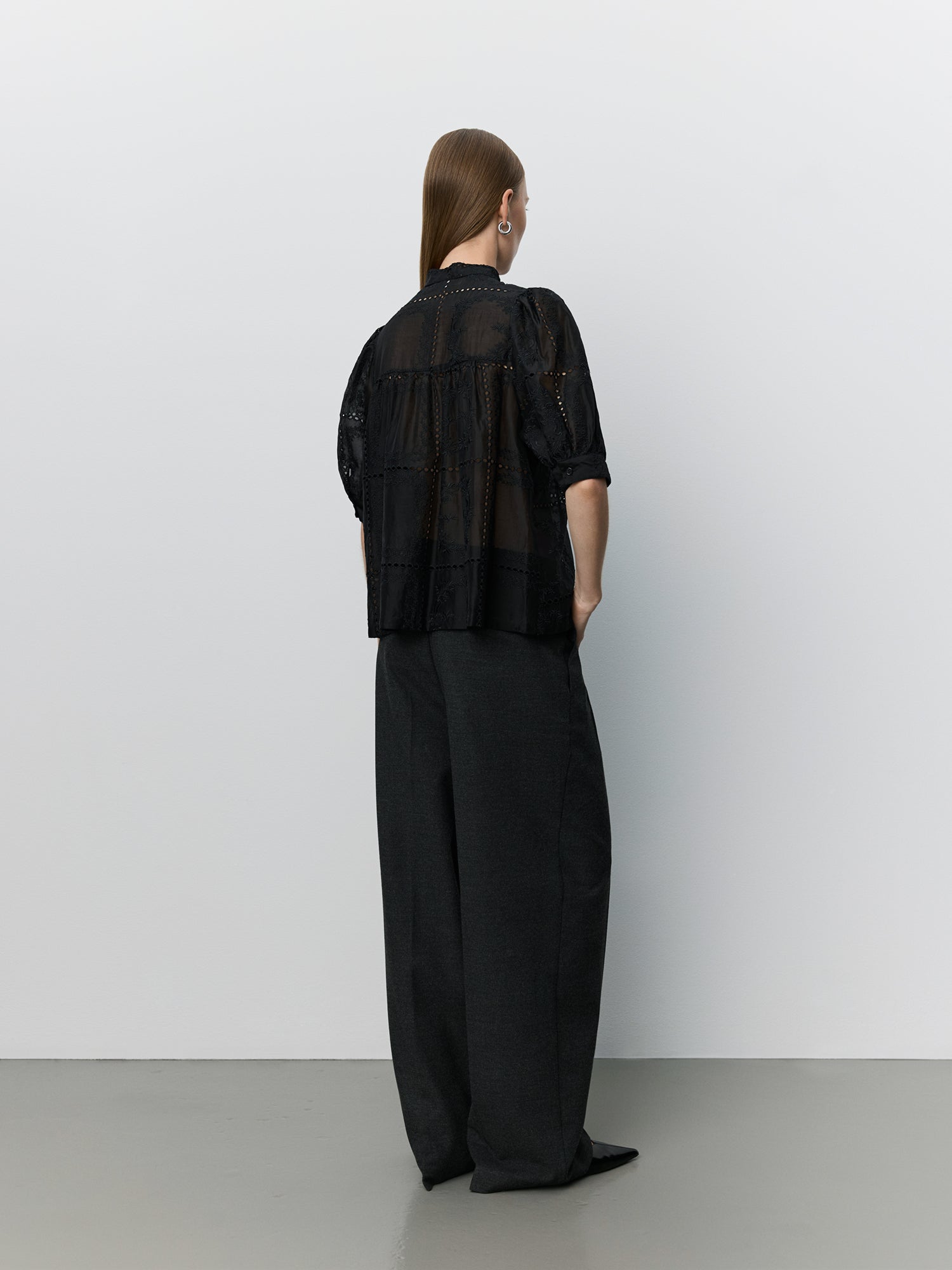 sofie-schnoor-alessiasw-bluse-stickerei-schwarz-lyocell image 4