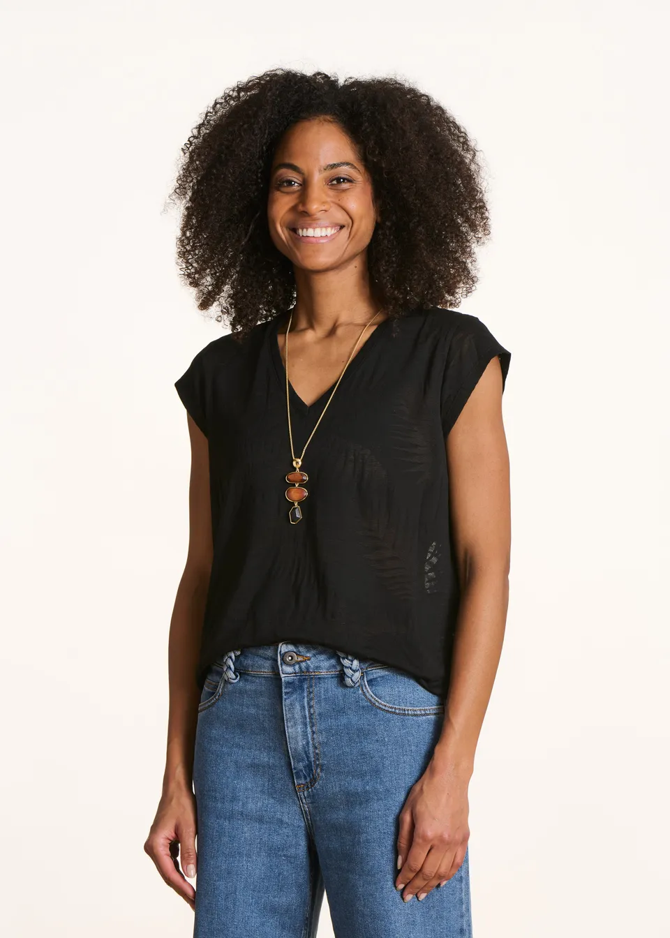 la-f-e-marabout-e-davia-t-shirt-schwarz-v-ausschnitt image 1