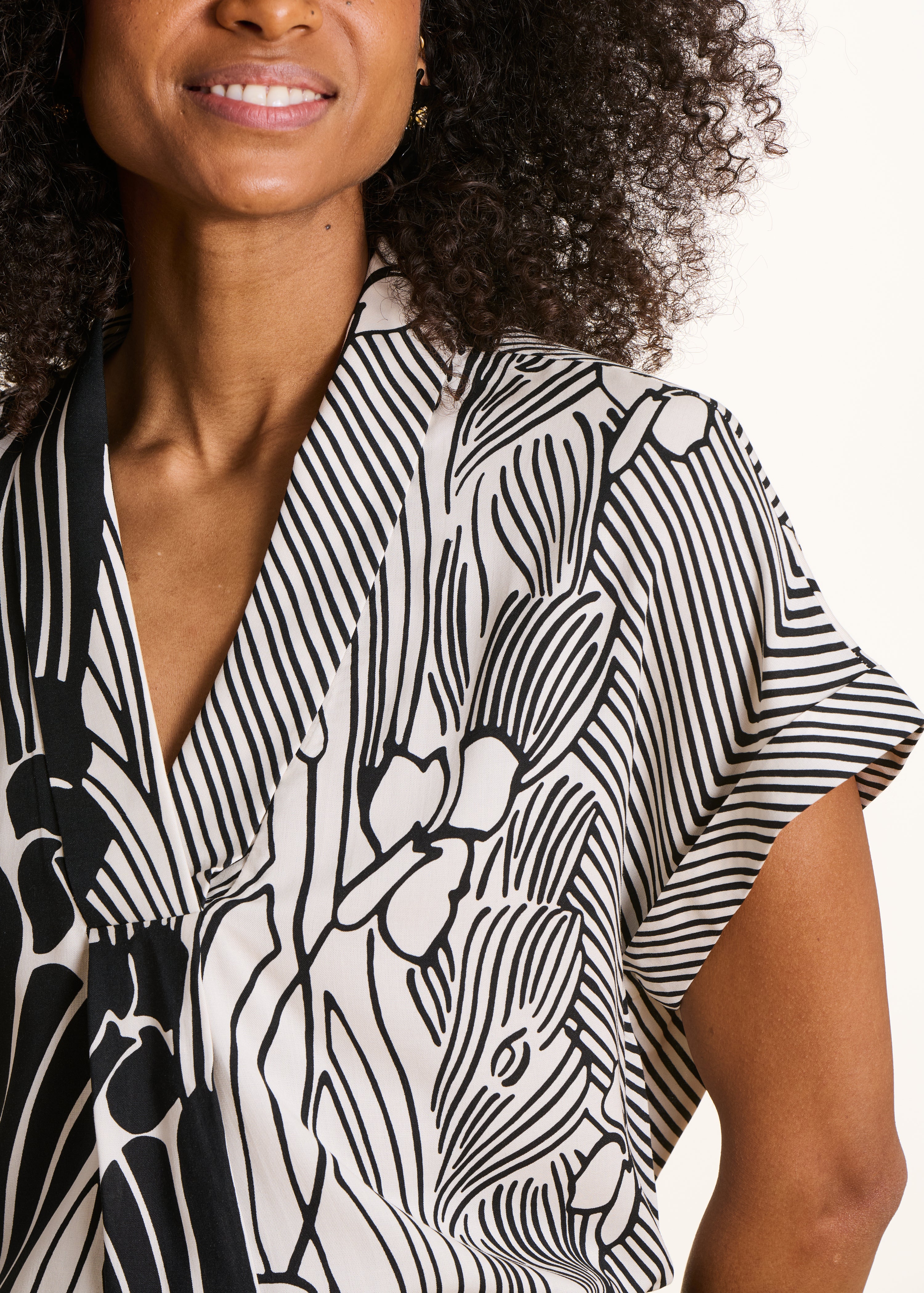 la-f-e-marabout-e-fanfan-top-schwarz-wei-floral-v-ausschnitt image 5