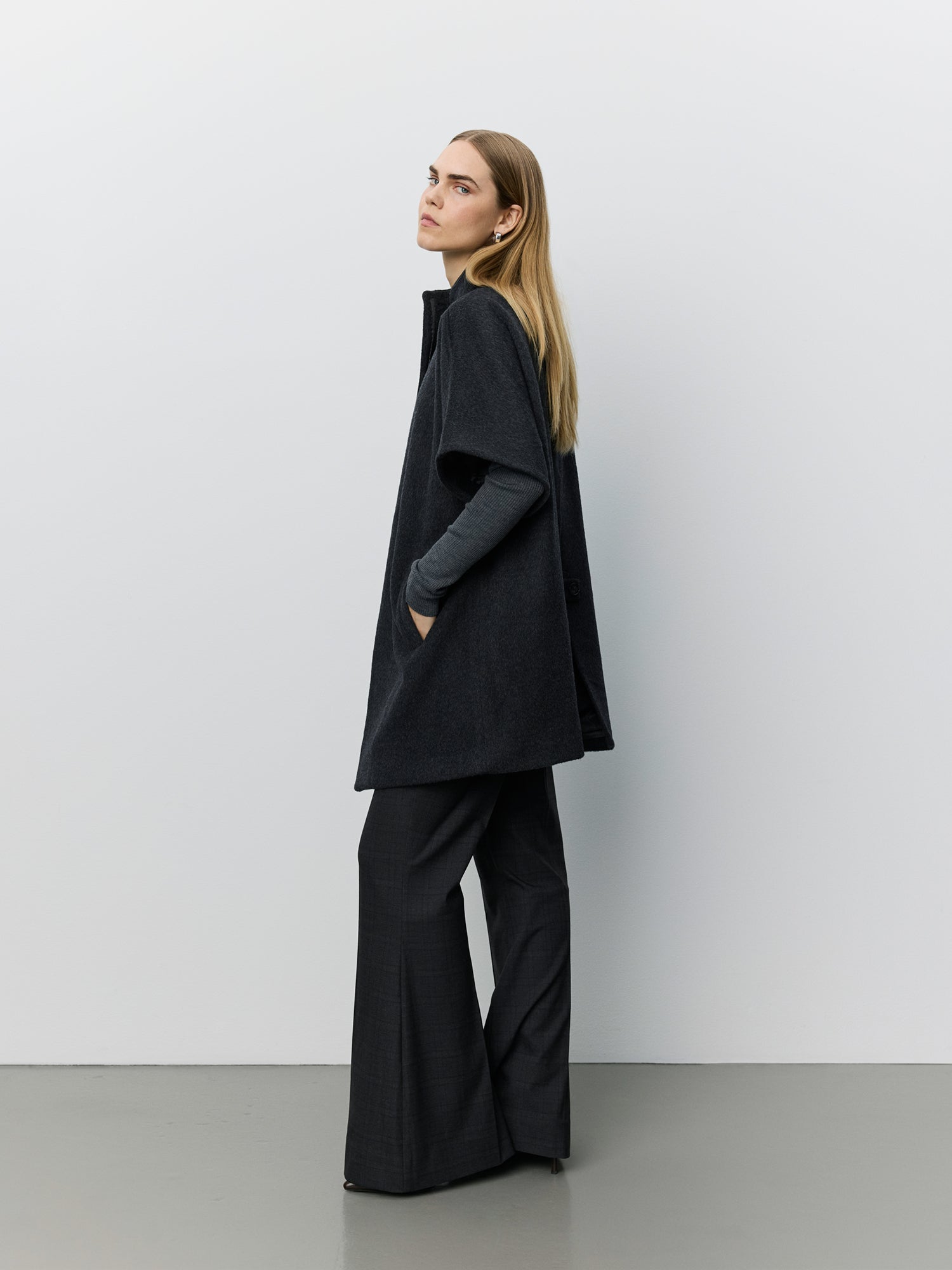 sofie-schnoor-women-palominasw-cape-dunkelgrau-wolle image 3