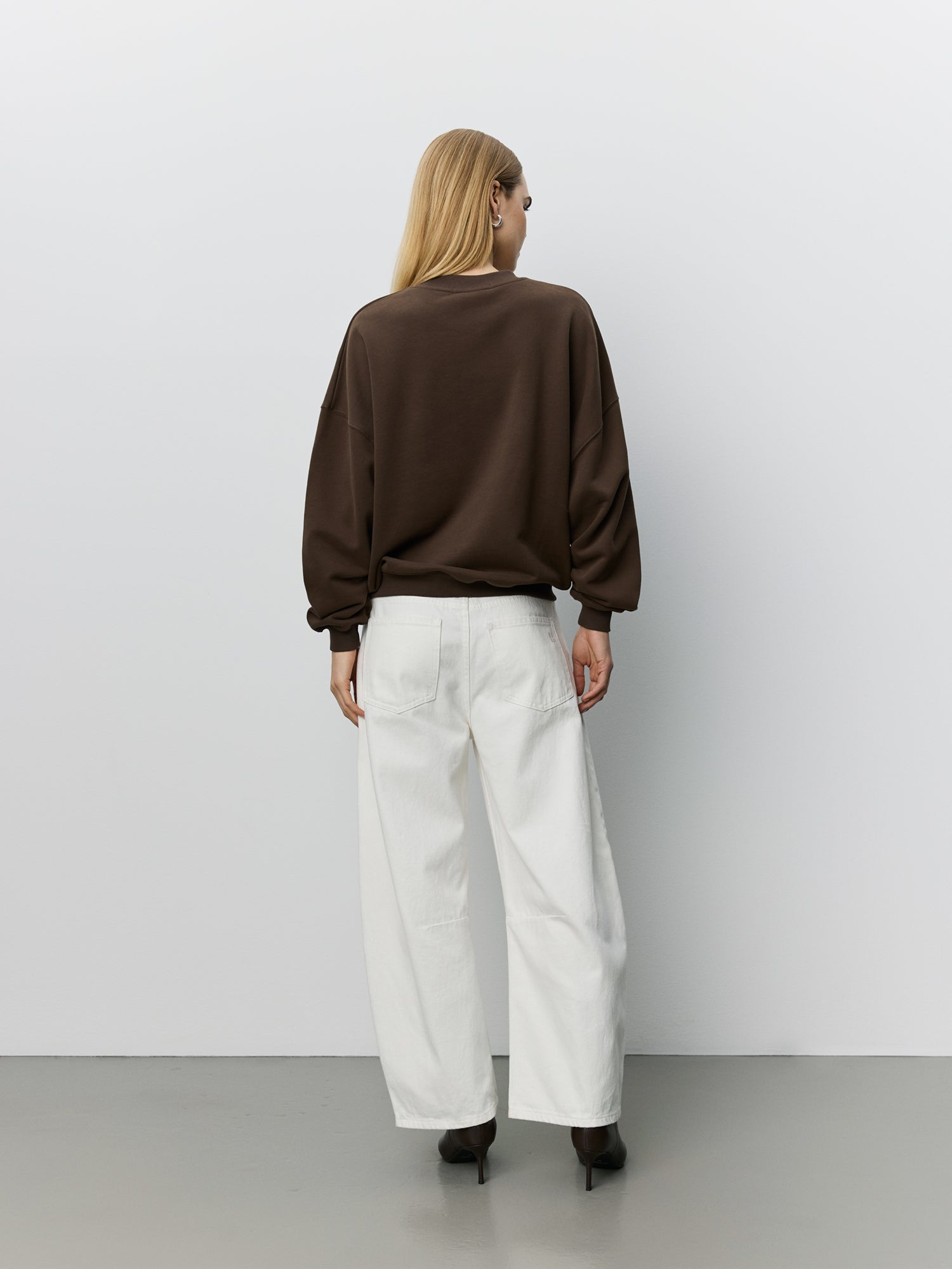 sofie-schnoor-parossw-sweatshirt-dark-brown-oversized image 4