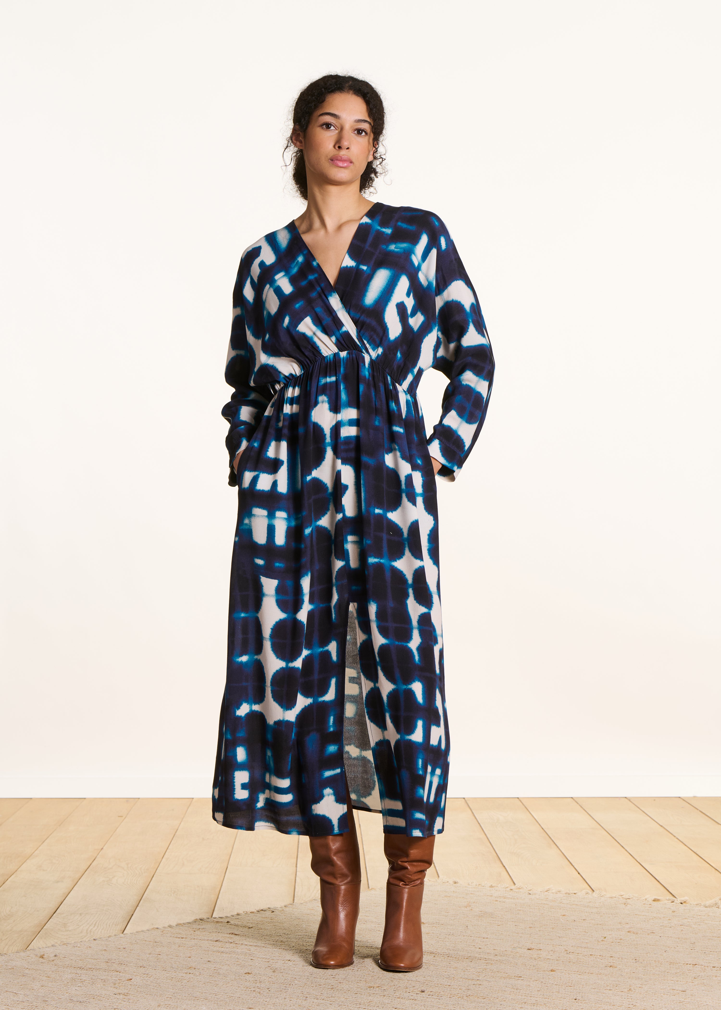 la-f-e-marabout-e-edacre-kleid-blau-lang-ecovero-schlitz image 2