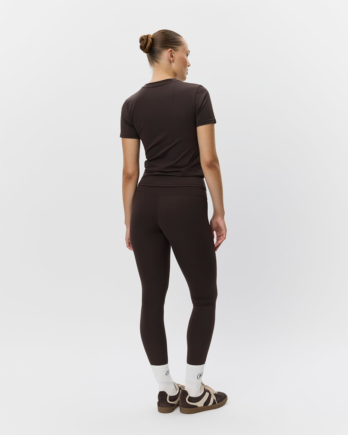 sofie-schnoor-sport-elviraspo-t-shirt-dunkelbraun-seamless image 4