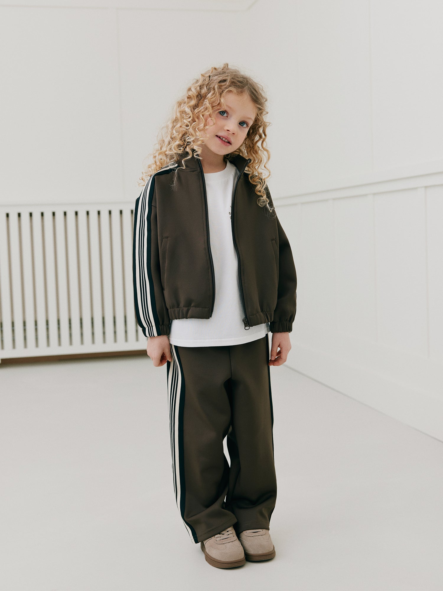 sofie-schnoor-kids-gabbikb-sweathose-braun-streifen image 2