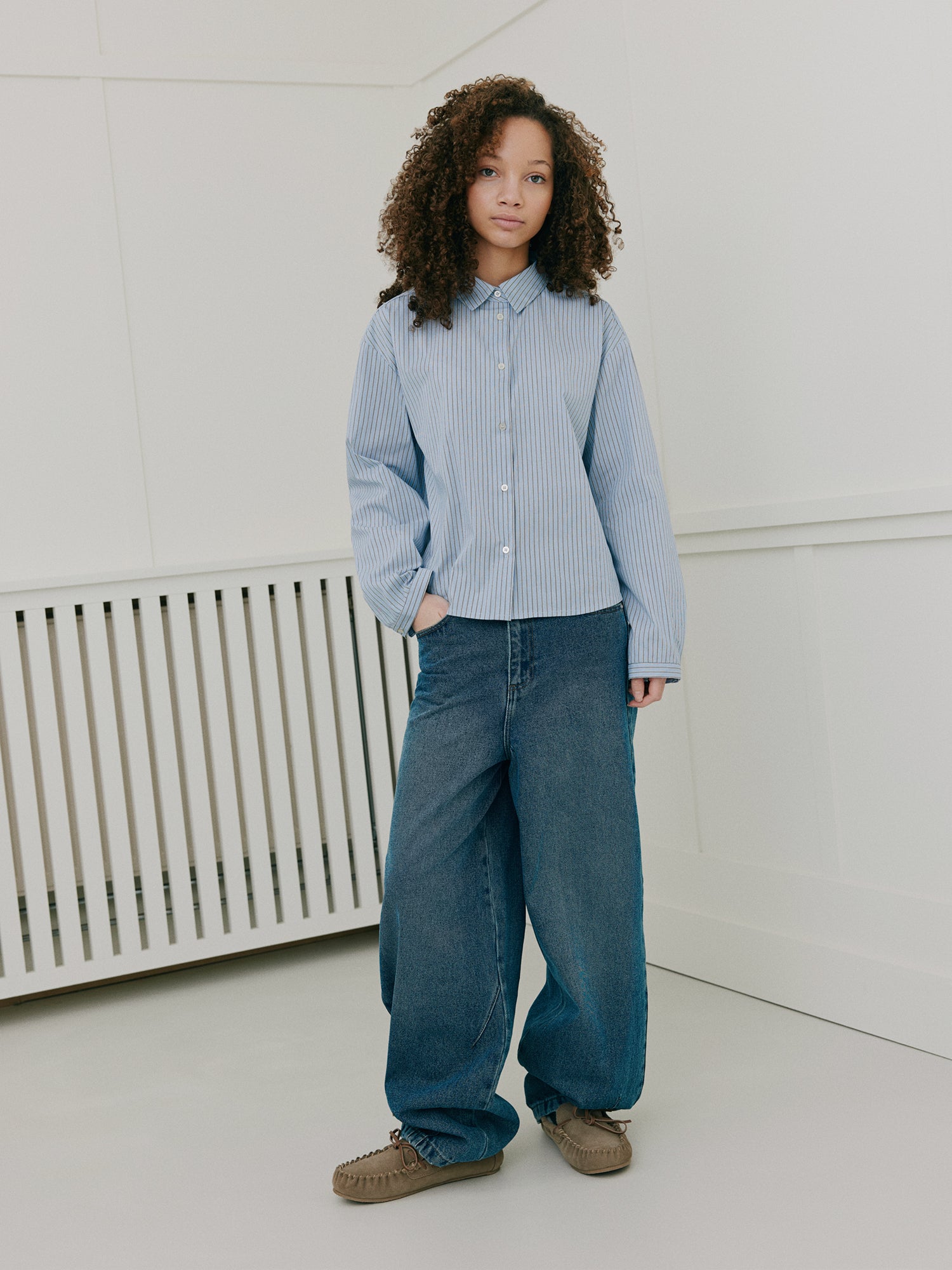 sofie-schnoor-young-neyasy-hemd-blau-gestreift-cropped image 2