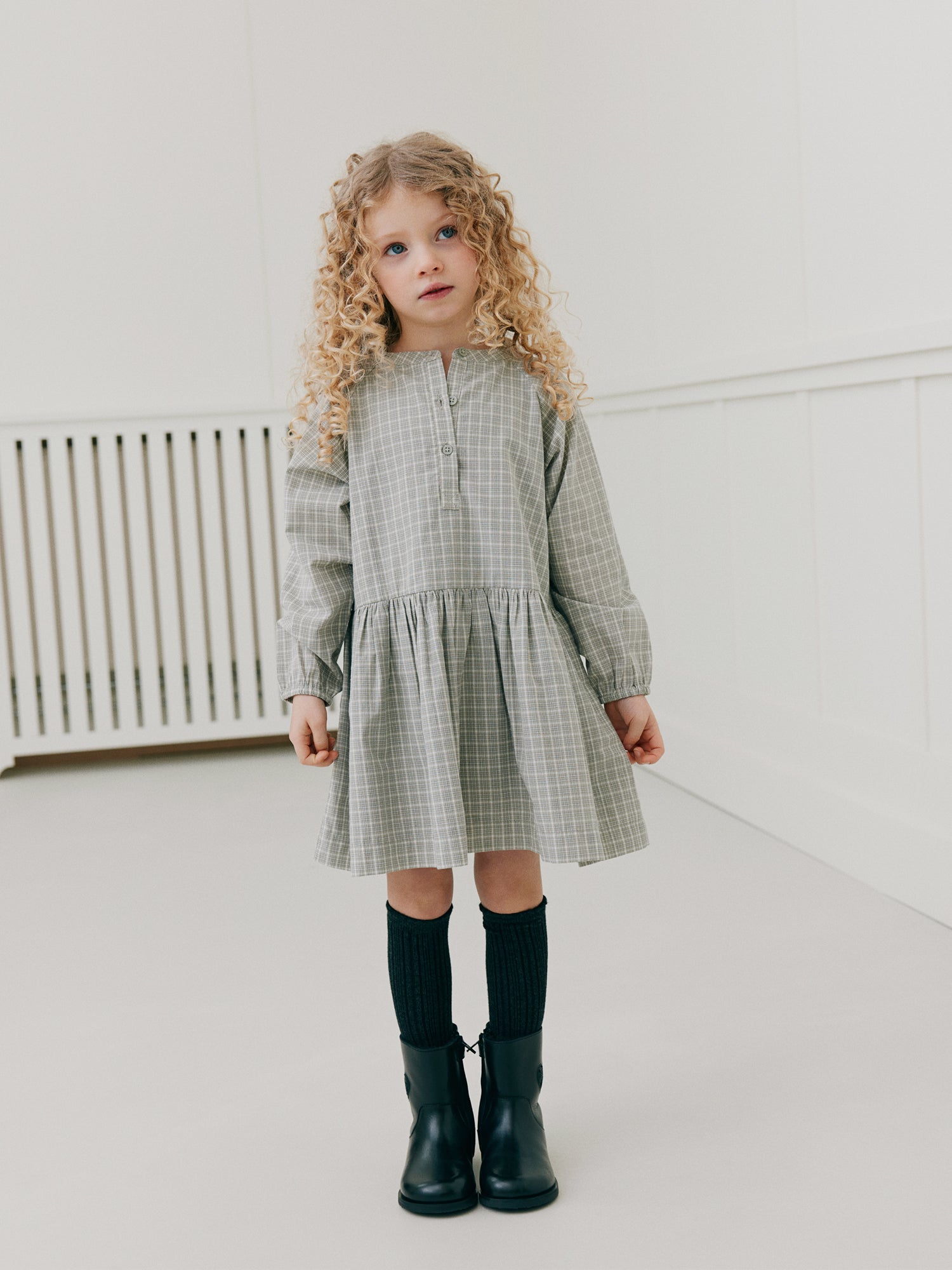 sofie-schnoor-indicakb-kleid-grau-kariert-baumwolle image 2