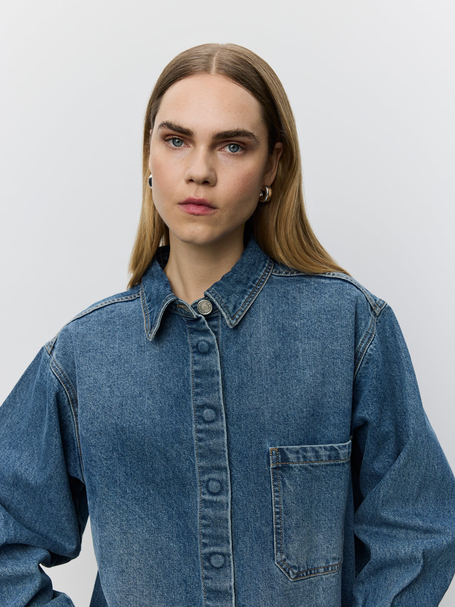 sofie-schnoor-women-nashimasw-denimhemd-denimblau-baumwolle image 5